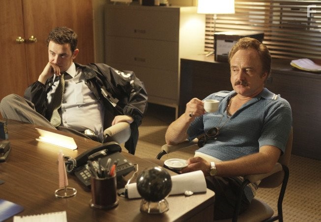 Colin Hanks and Bradley Whitford in Хорошие парни (2010)