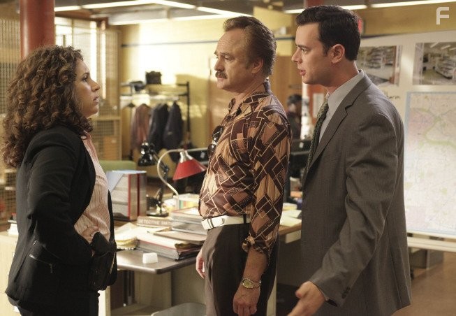 Colin Hanks, Diana Maria Riva, and Bradley Whitford in Хорошие парни (2010)