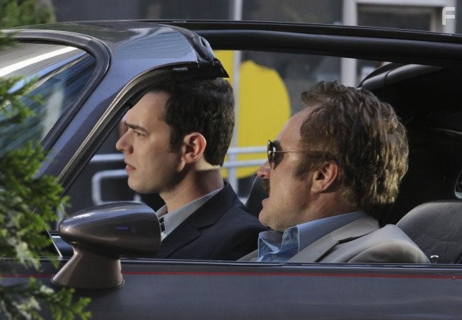 Colin Hanks and Bradley Whitford in Хорошие парни (2010)