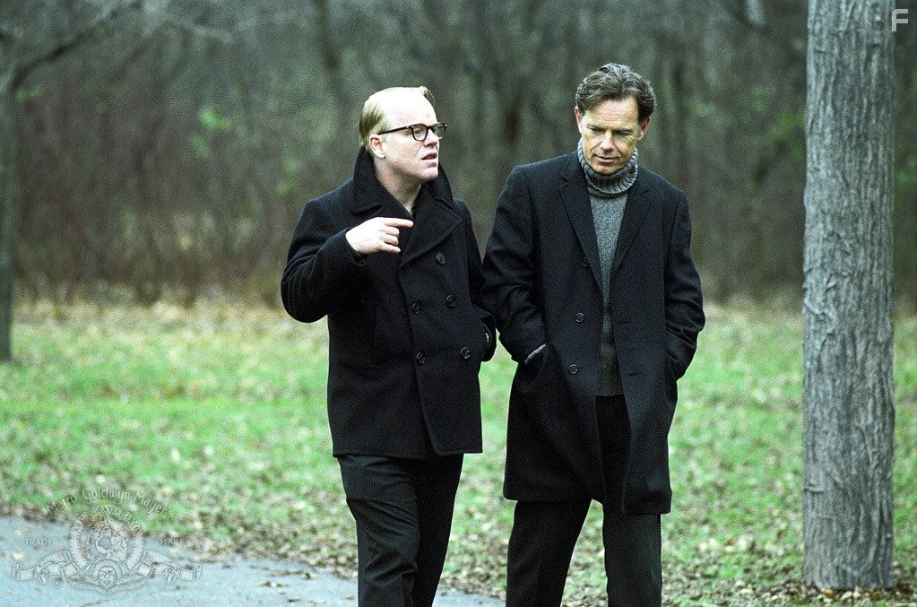 Philip Seymour Hoffman and Bruce Greenwood in Капоте (2005)