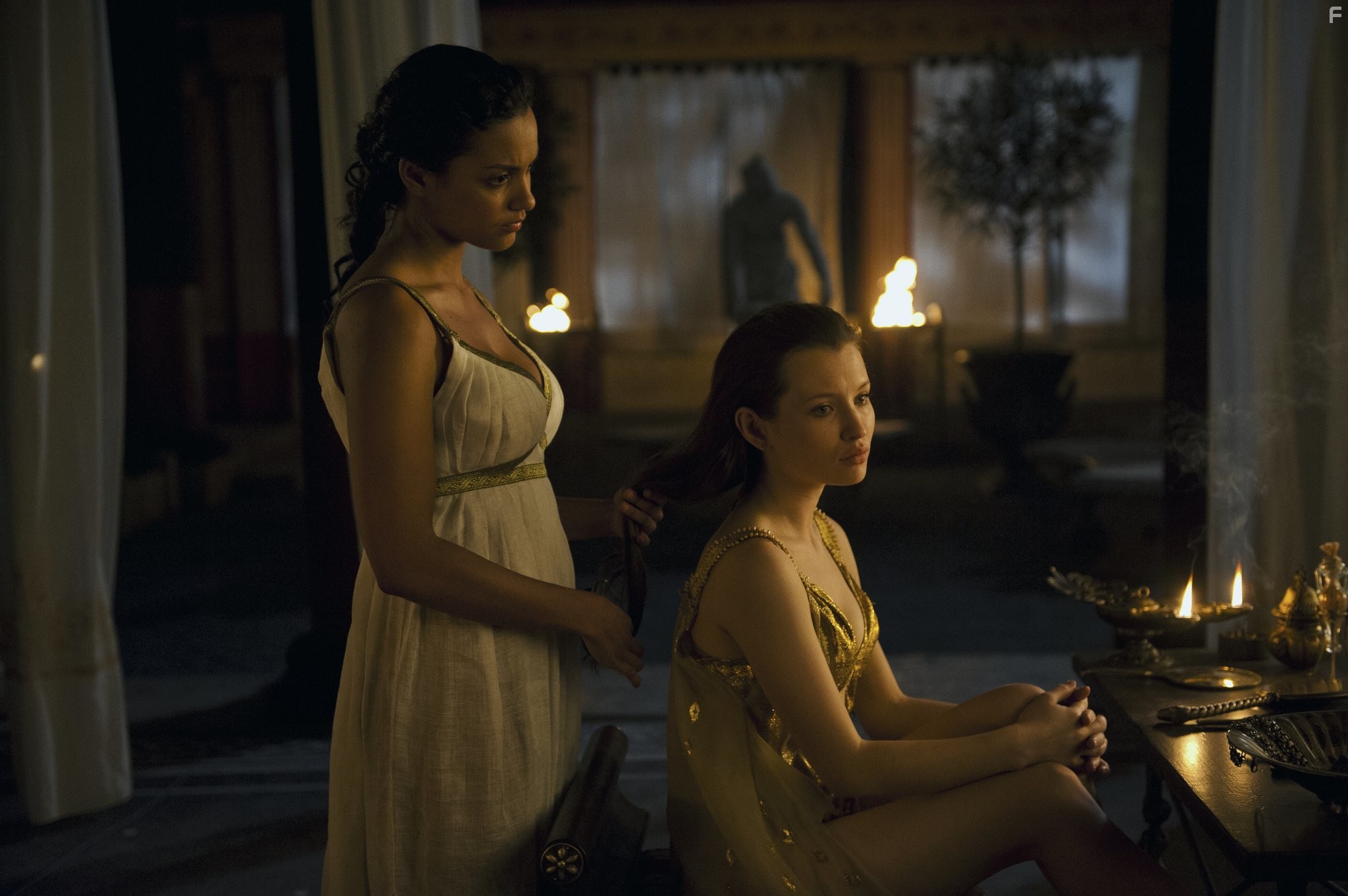 Emily Browning and Jessica Lucas in Помпеи (2014)