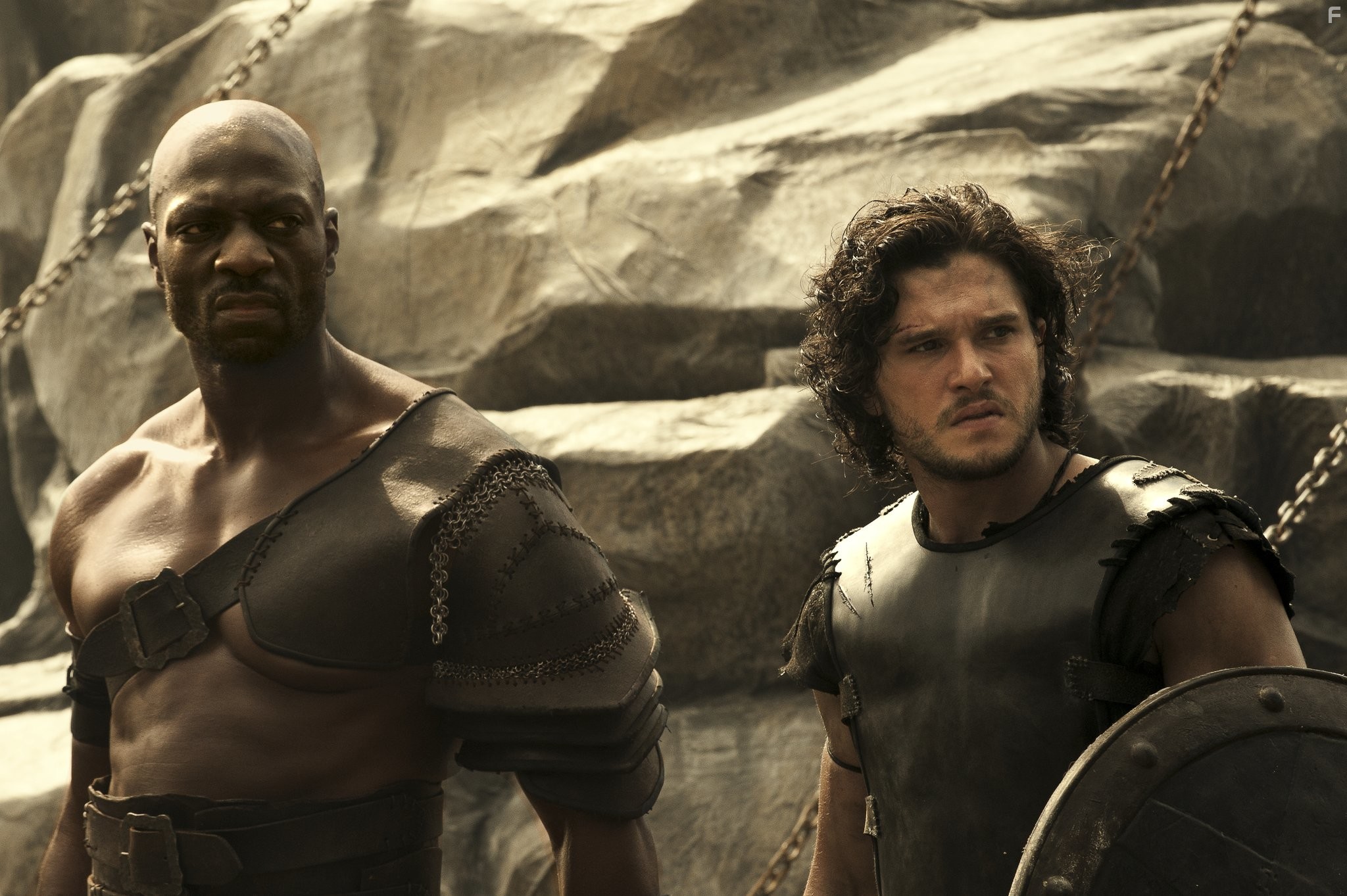 Adewale Akinnuoye-Agbaje and Kit Harington in Помпеи (2014)