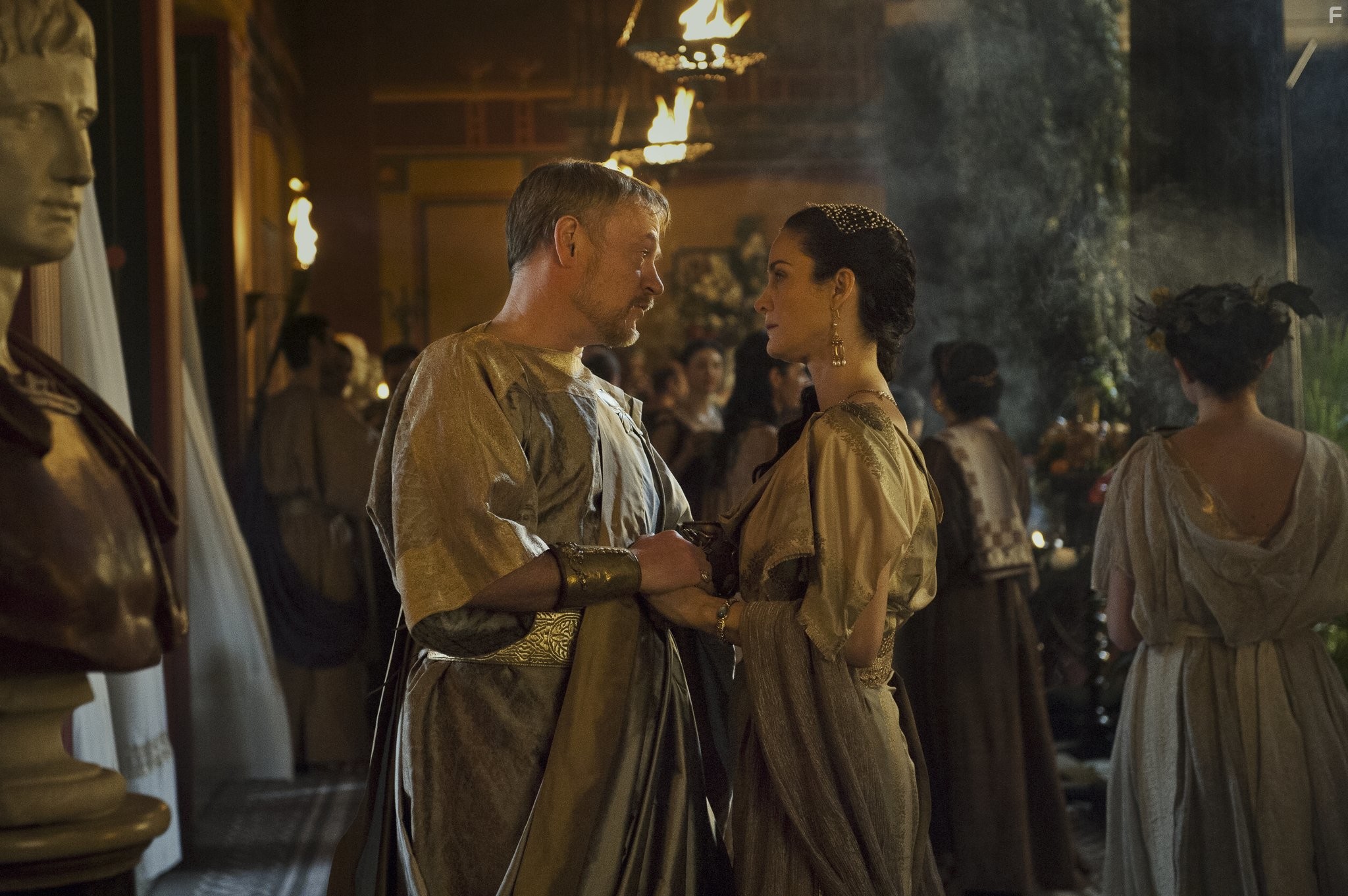 Carrie-Anne Moss and Jared Harris in Помпеи (2014)