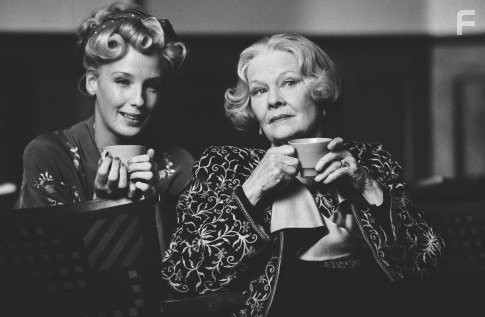 Judi Dench and Kelly Reilly in Миссис Хендерсон представляет (2005)