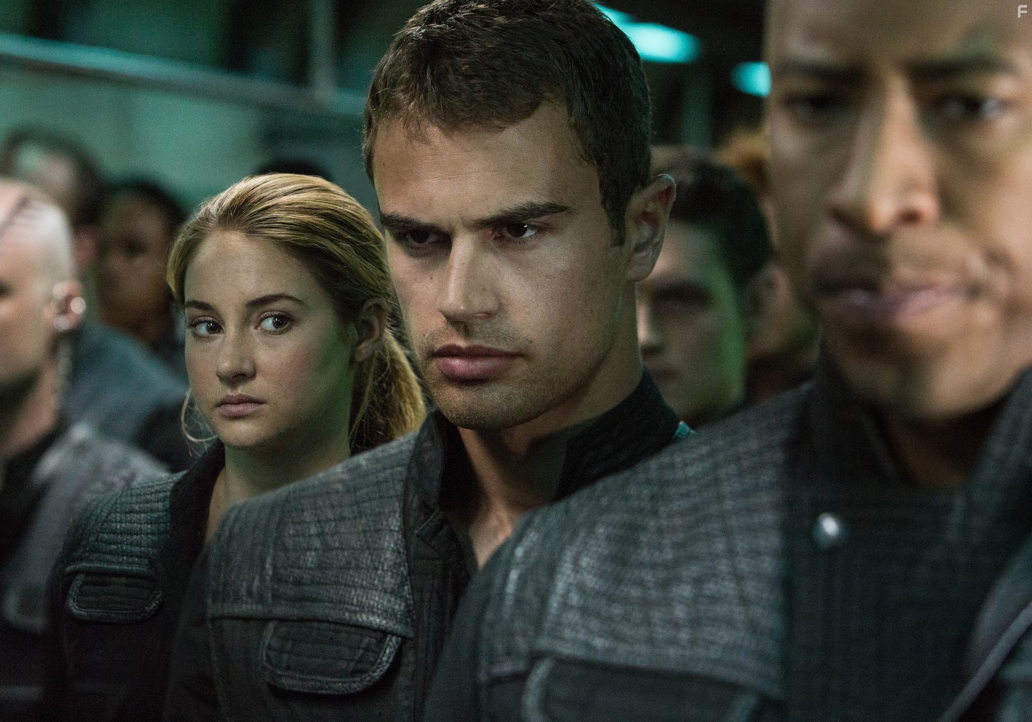 Shailene Woodley and Theo James in Дивергент (2014)