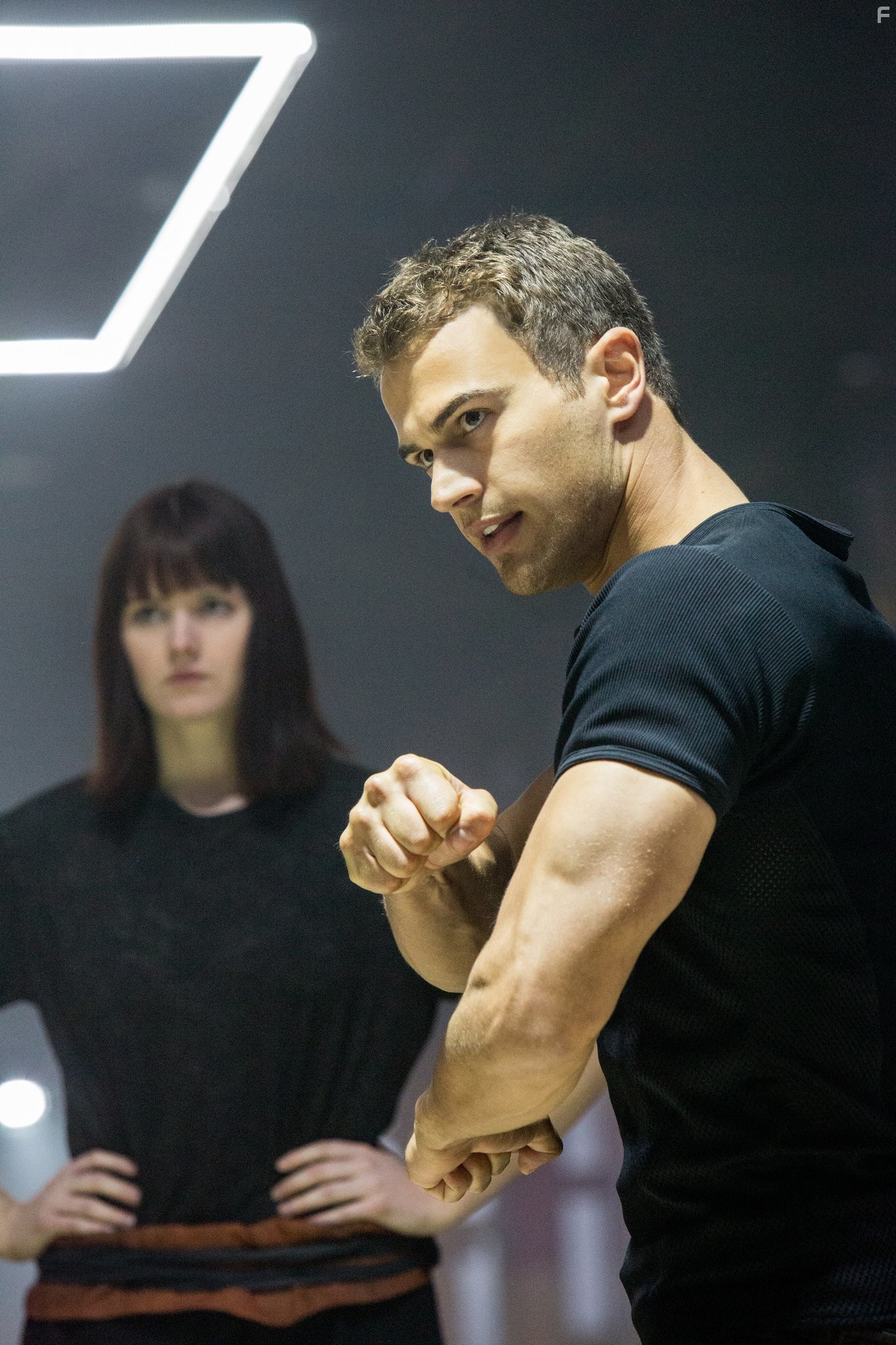 Theo James and Amy Newbold in Дивергент (2014)