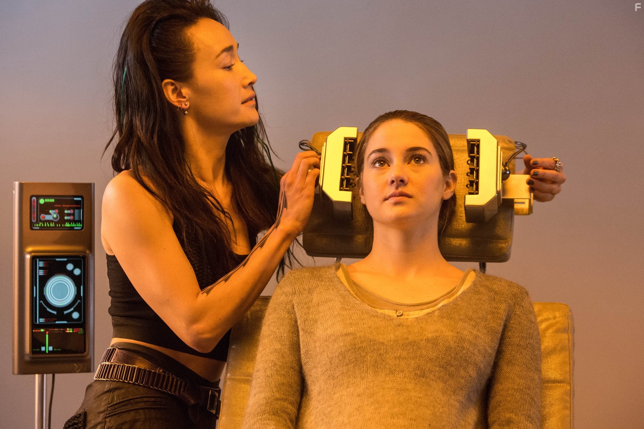 Maggie Q and Shailene Woodley in Дивергент (2014)