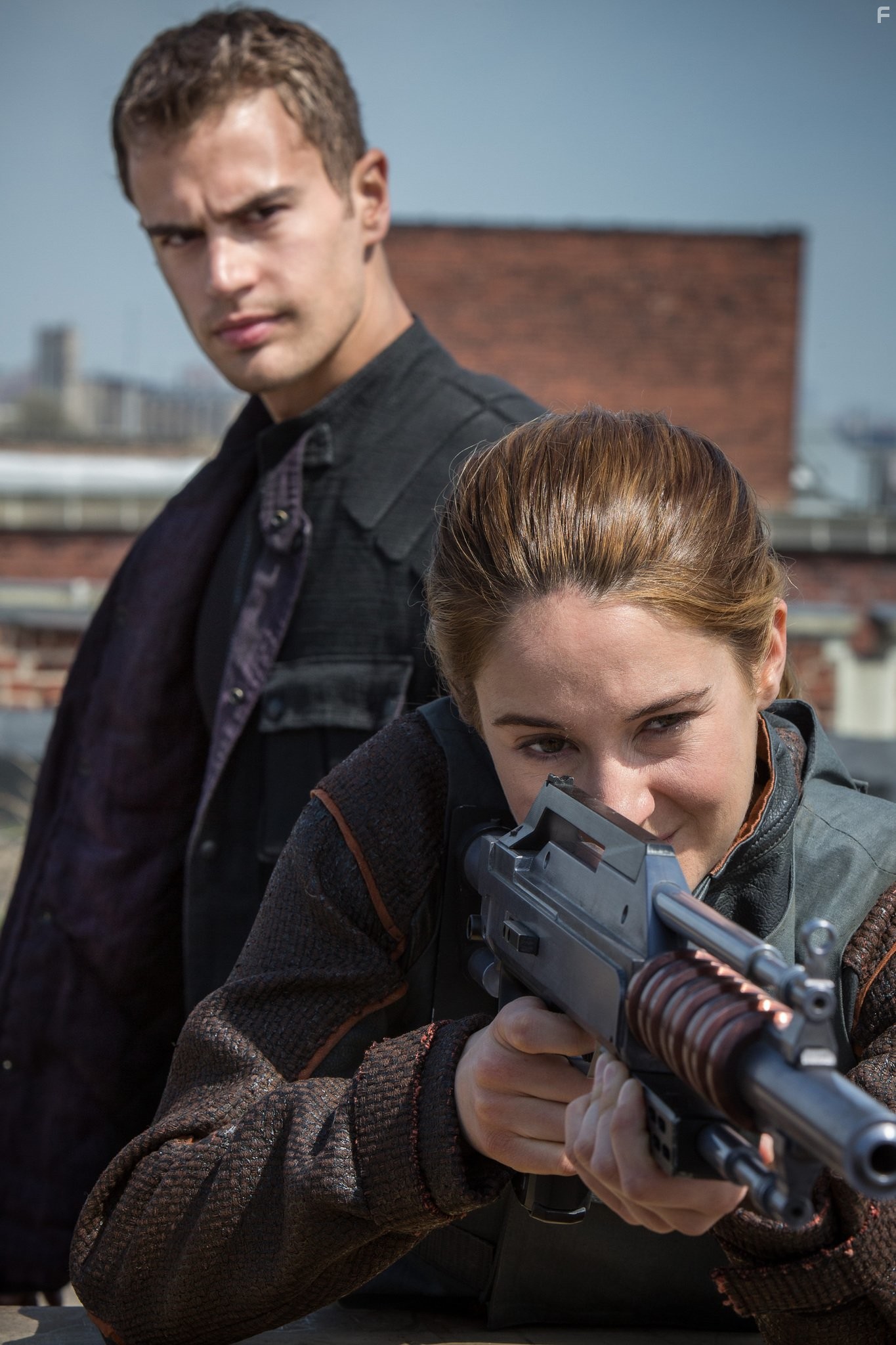 Shailene Woodley and Theo James in Дивергент (2014)