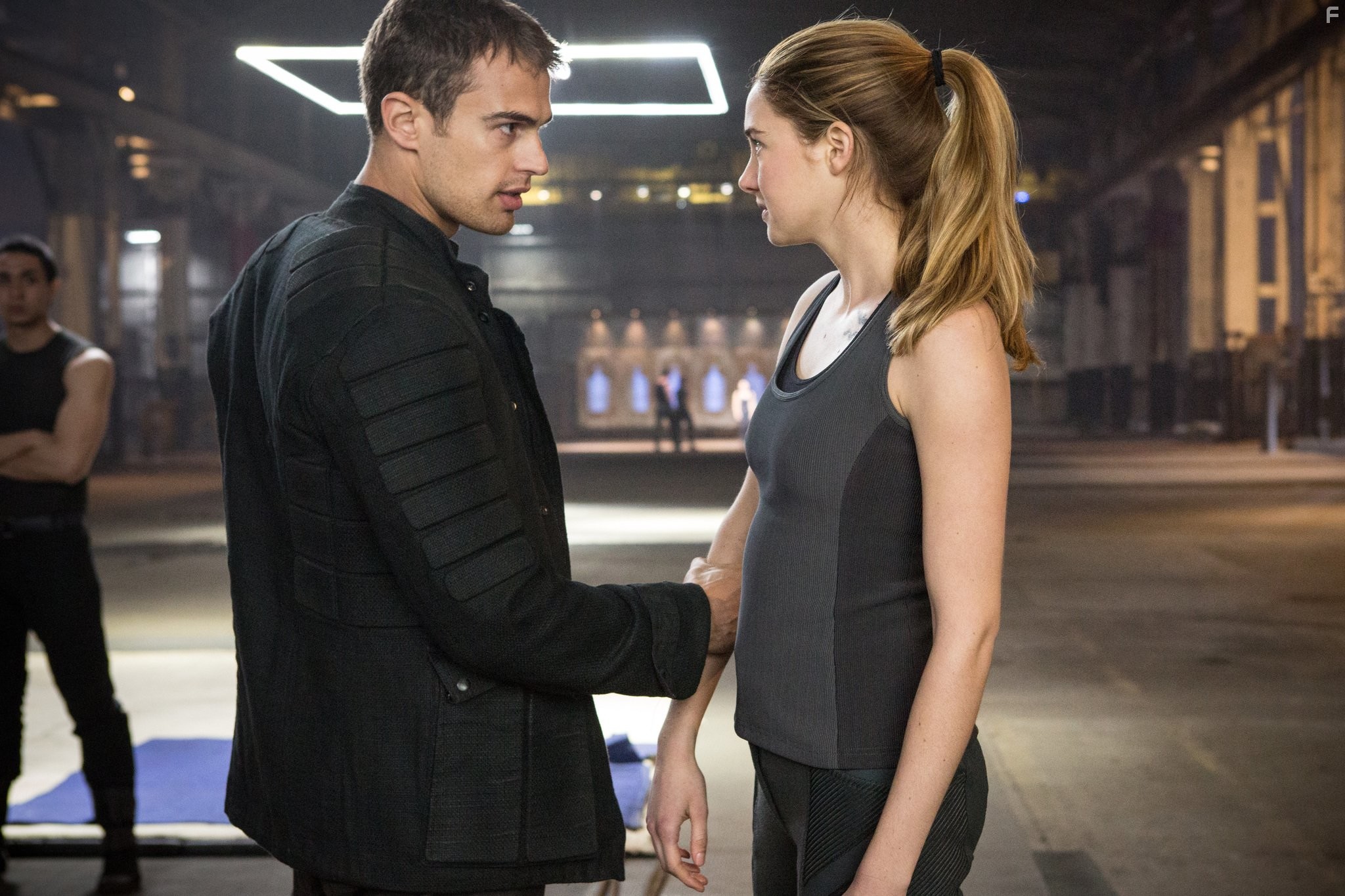Shailene Woodley and Theo James in Дивергент (2014)