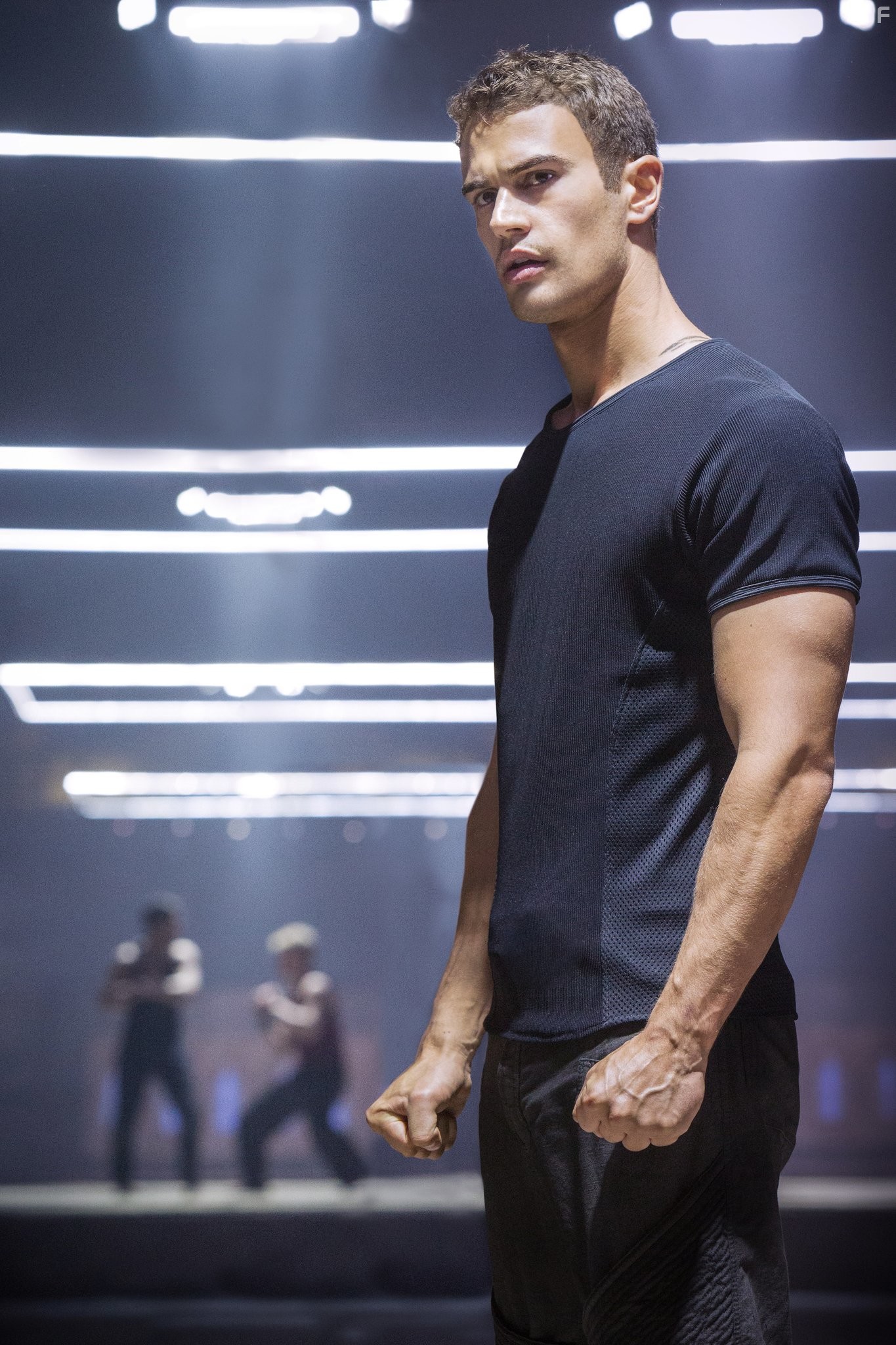 Theo James in Дивергент (2014)