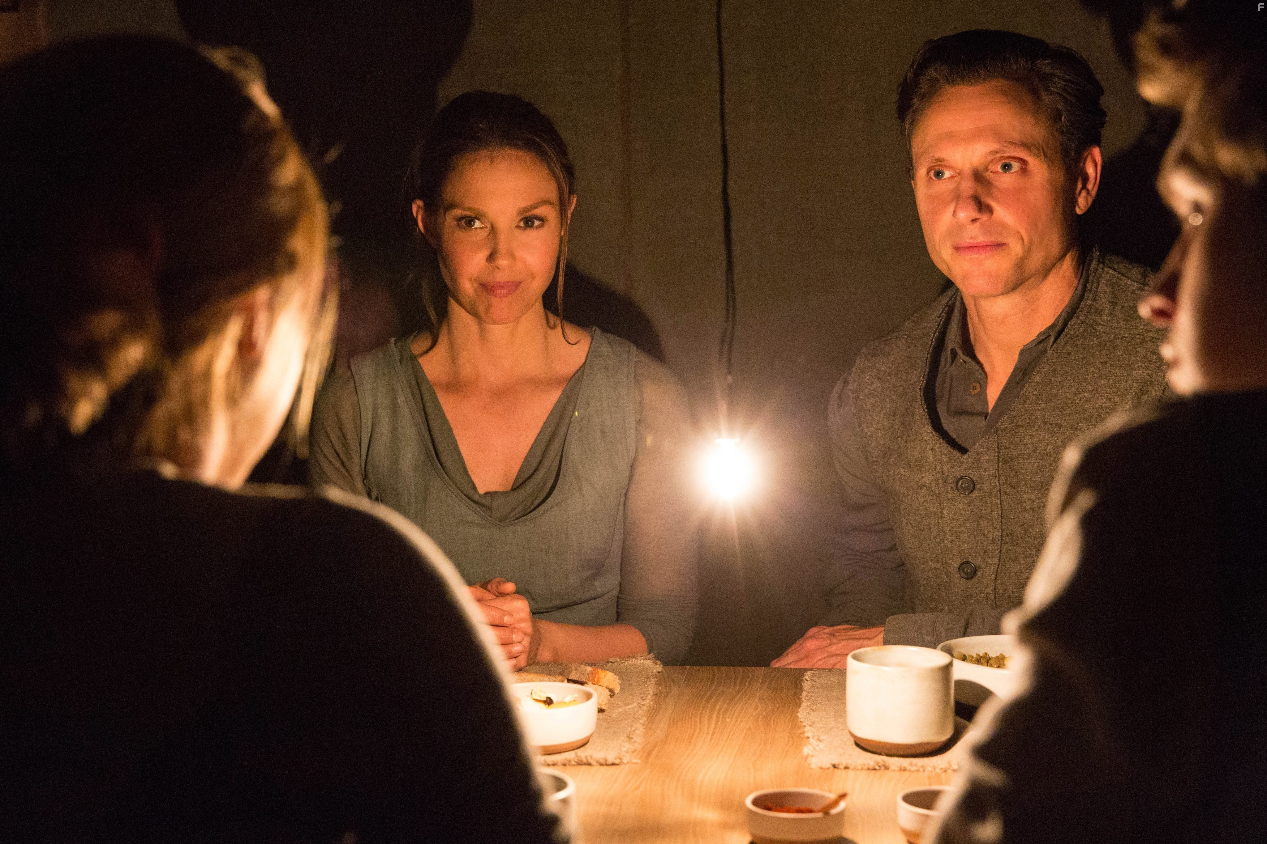 Ashley Judd and Tony Goldwyn in Дивергент (2014)