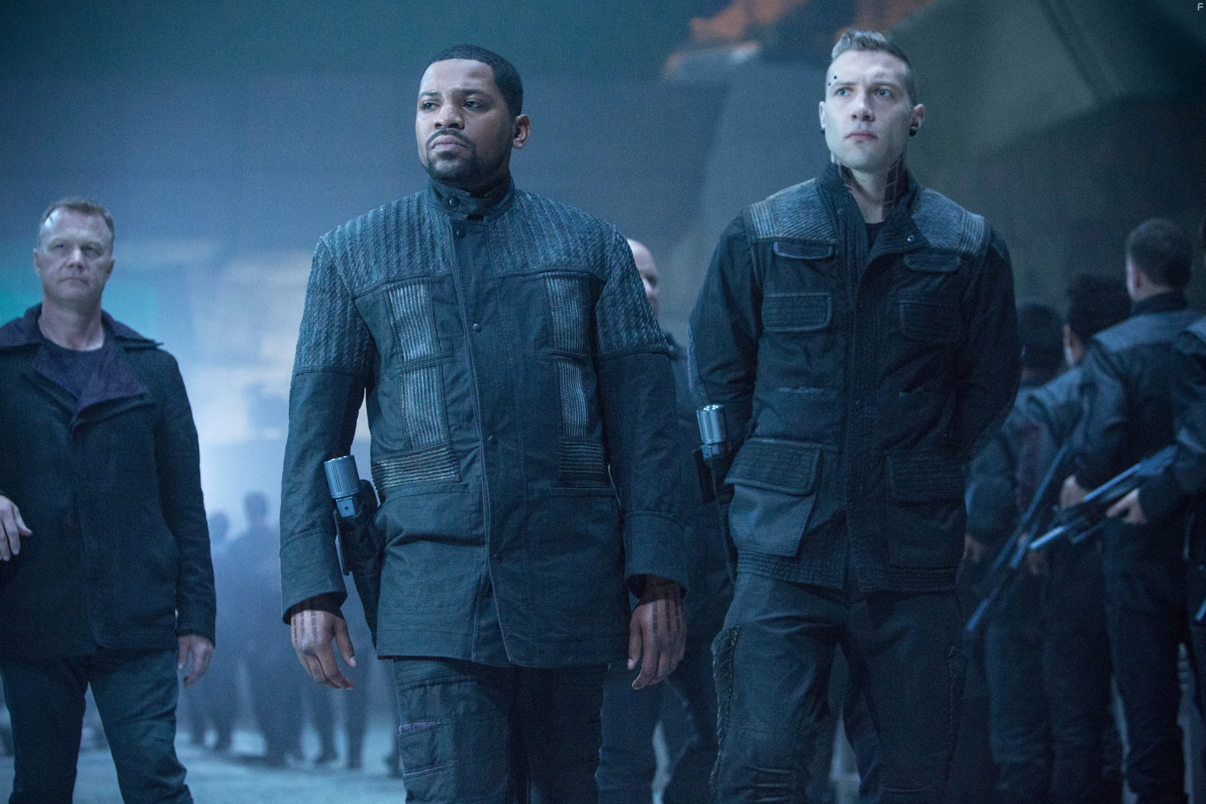 Mekhi Phifer and Jai Courtney in Дивергент (2014)