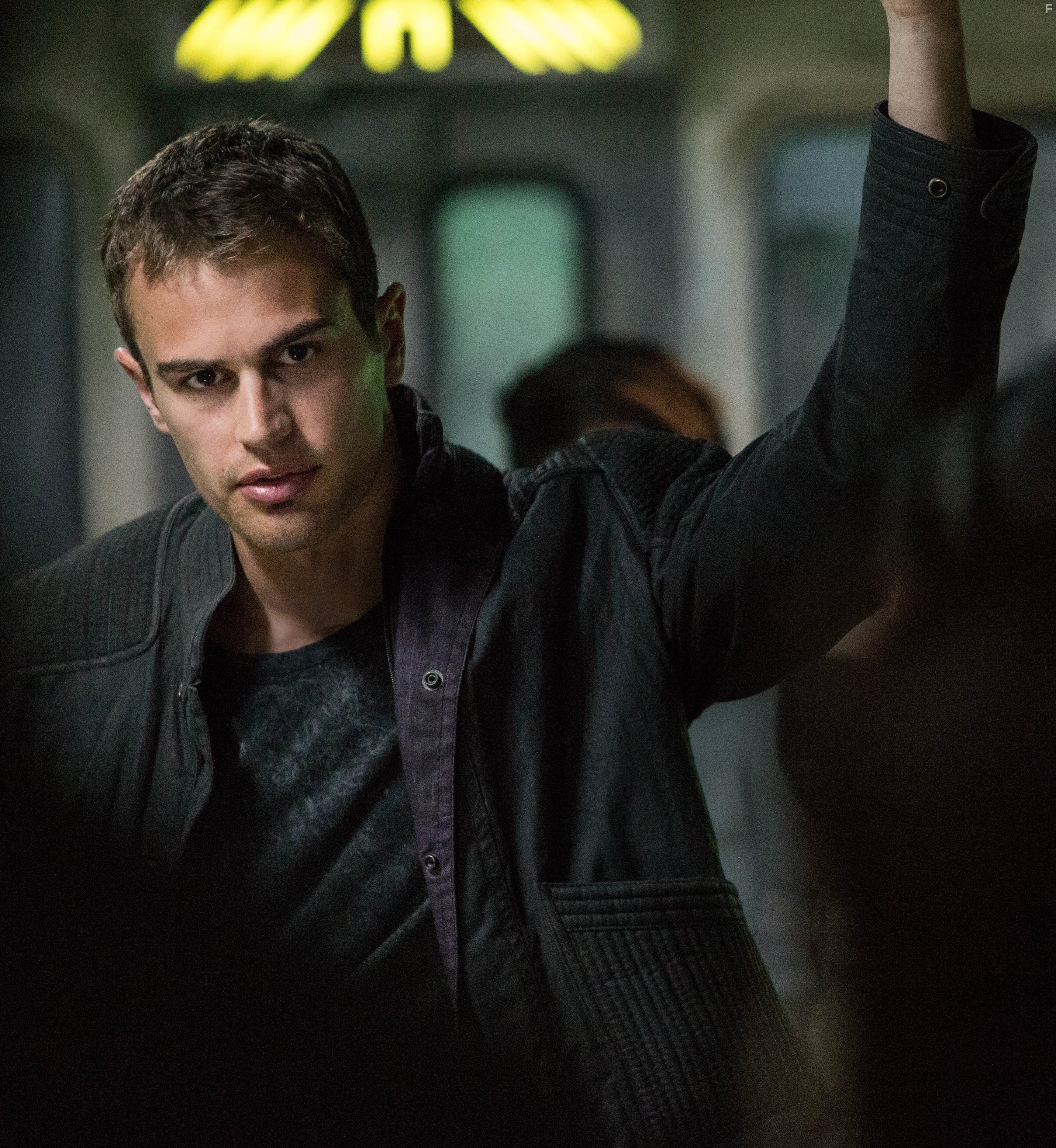 Theo James in Дивергент (2014)