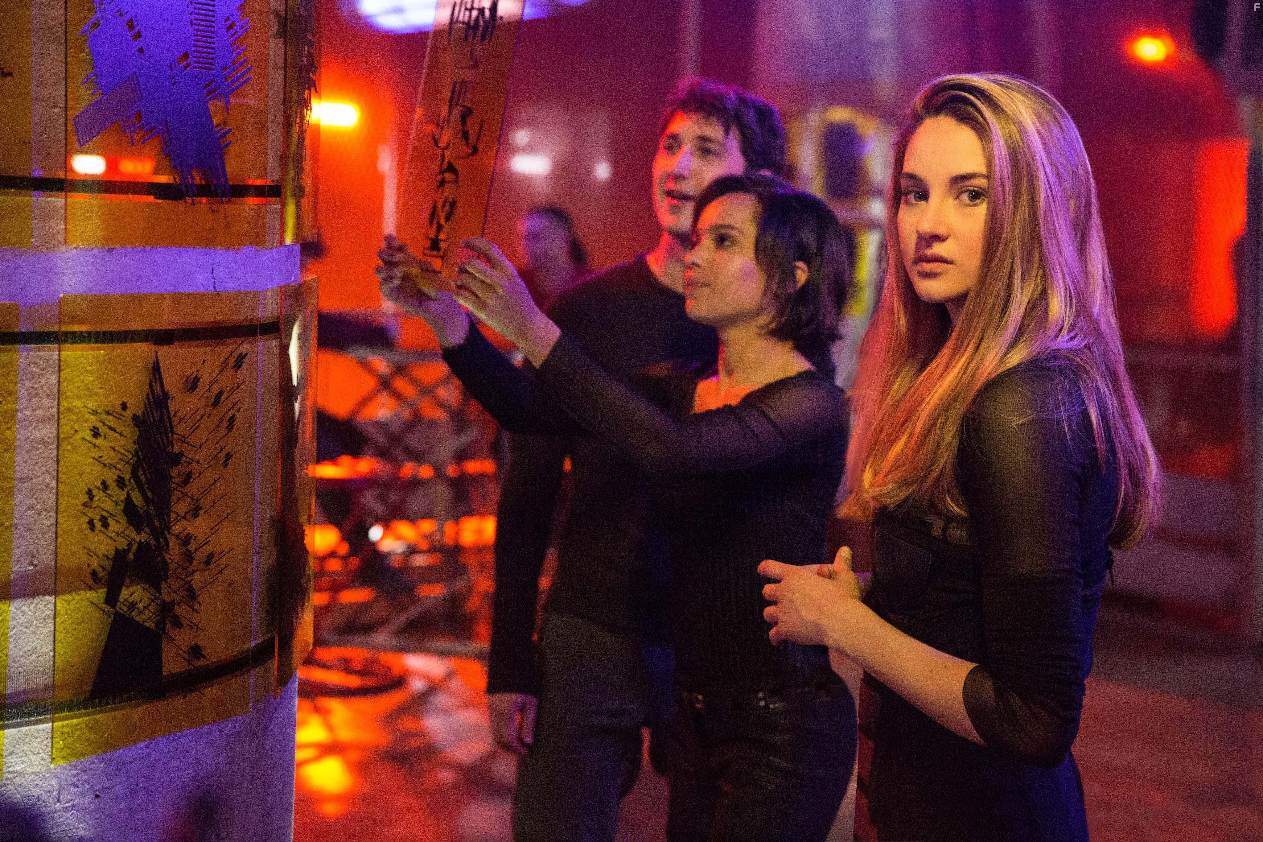 Shailene Woodley, Miles Teller, and Zo? Kravitz in Дивергент (2014)