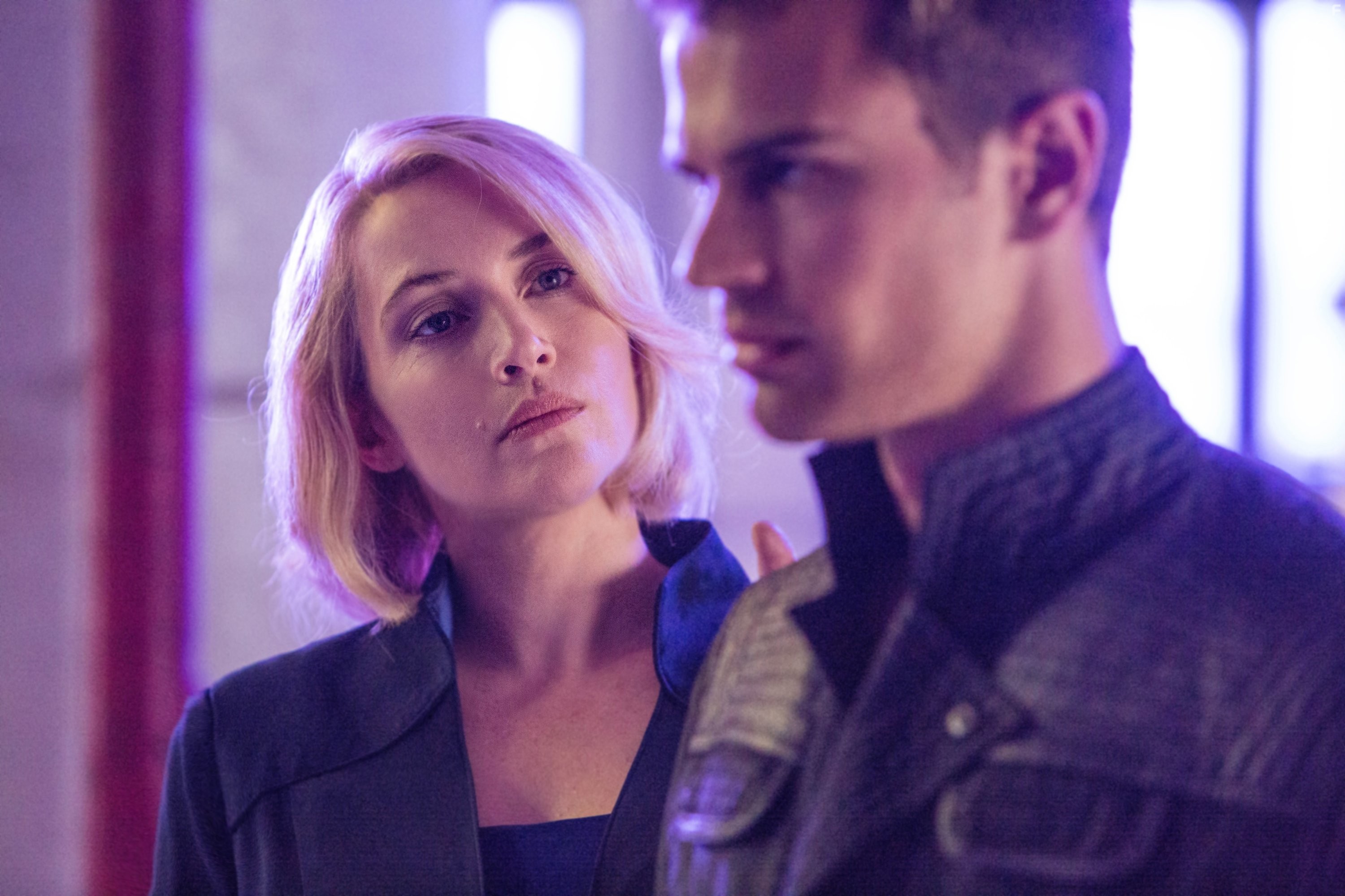 Kate Winslet and Theo James in Дивергент (2014)