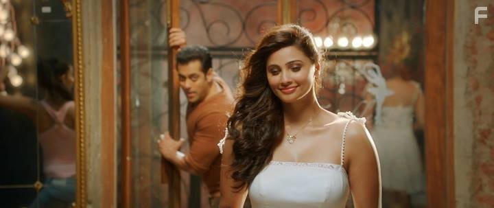 Salman Khan and Daisy Shah in Да здравствует победа! (2014)
