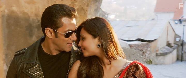 Salman Khan and Daisy Shah in Да здравствует победа! (2014)