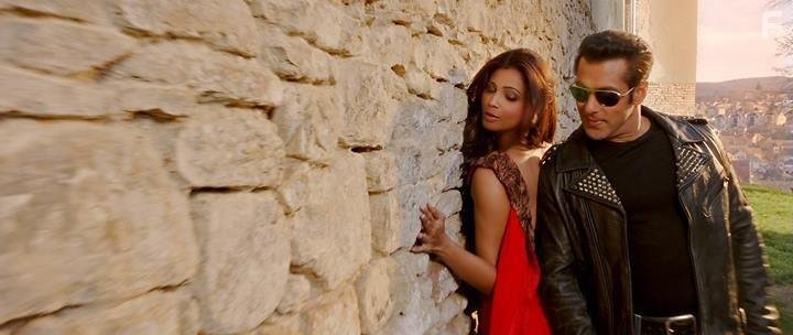 Salman Khan and Daisy Shah in Да здравствует победа! (2014)