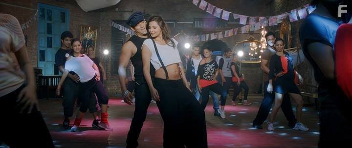 Salman Khan and Daisy Shah in Да здравствует победа! (2014)