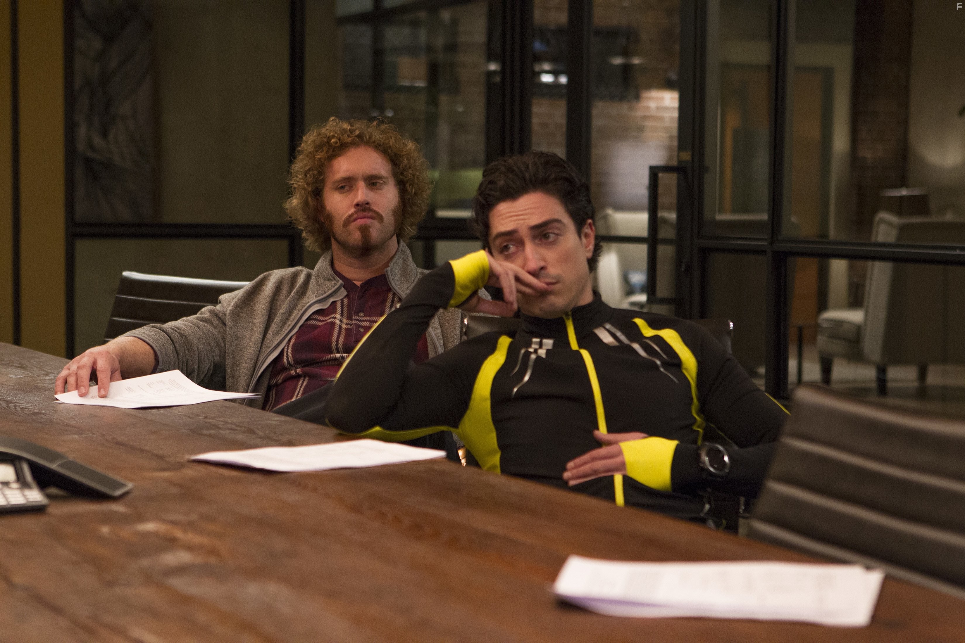 Ben Feldman and T.J. Miller in Кремниевая долина (2014)