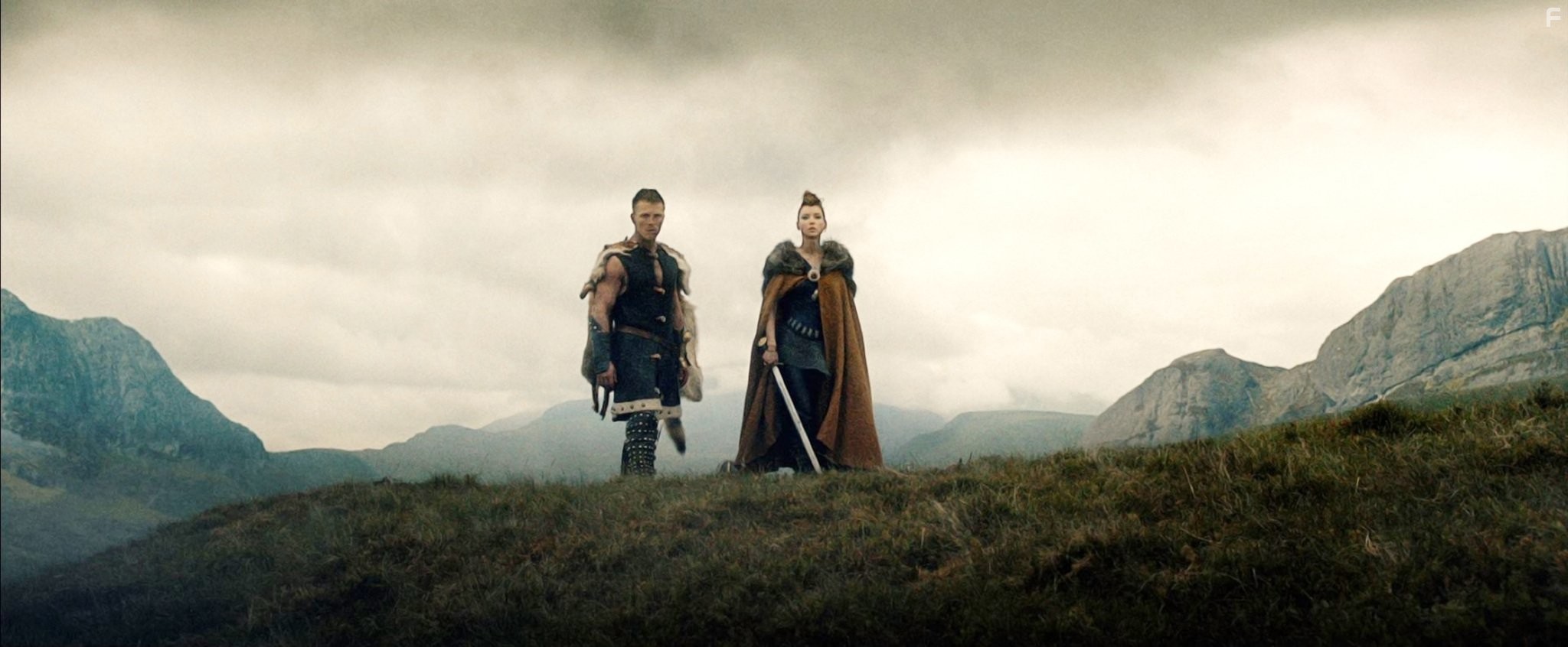 Charlie Bewley and Alexandra Dowling in Молот богов (2013)