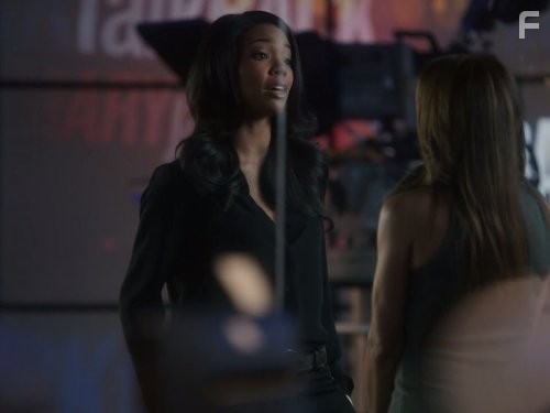 Gabrielle Union and Lisa Vidal in Быть Мэри Джейн (2013)