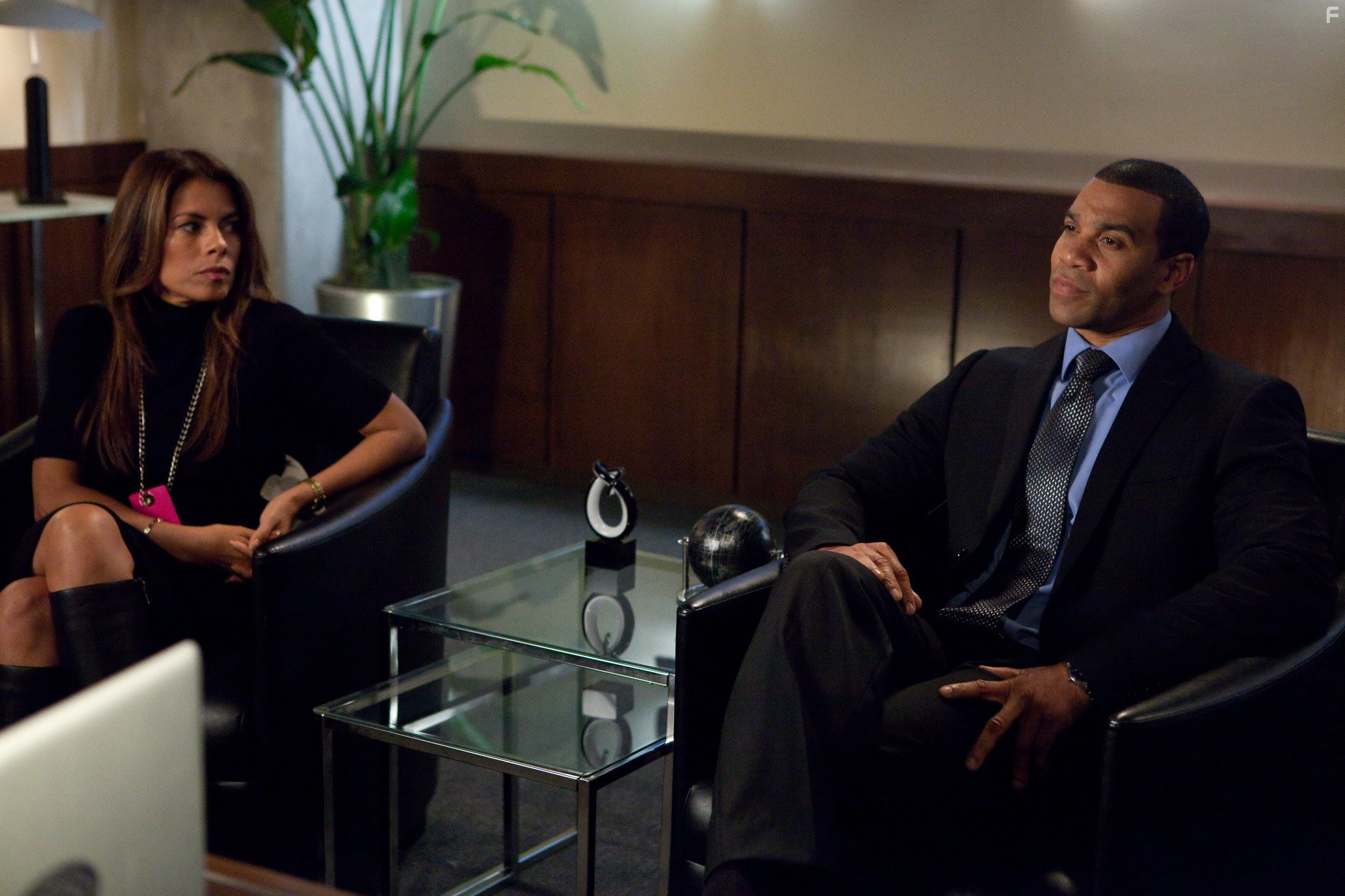 Lisa Vidal and Omari Hardwick in Быть Мэри Джейн (2013)