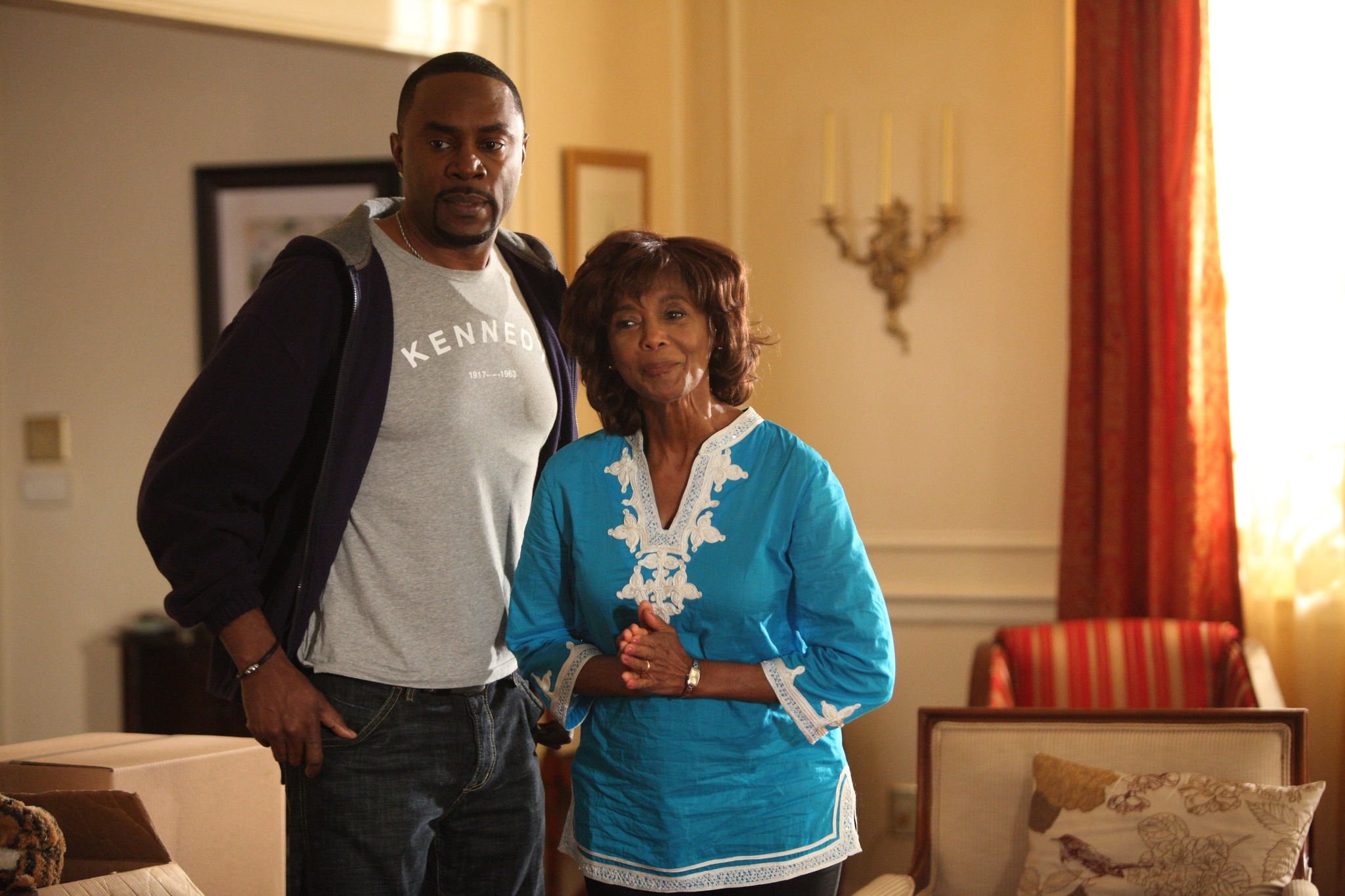 Margaret Avery and Richard Brooks in Быть Мэри Джейн (2013)