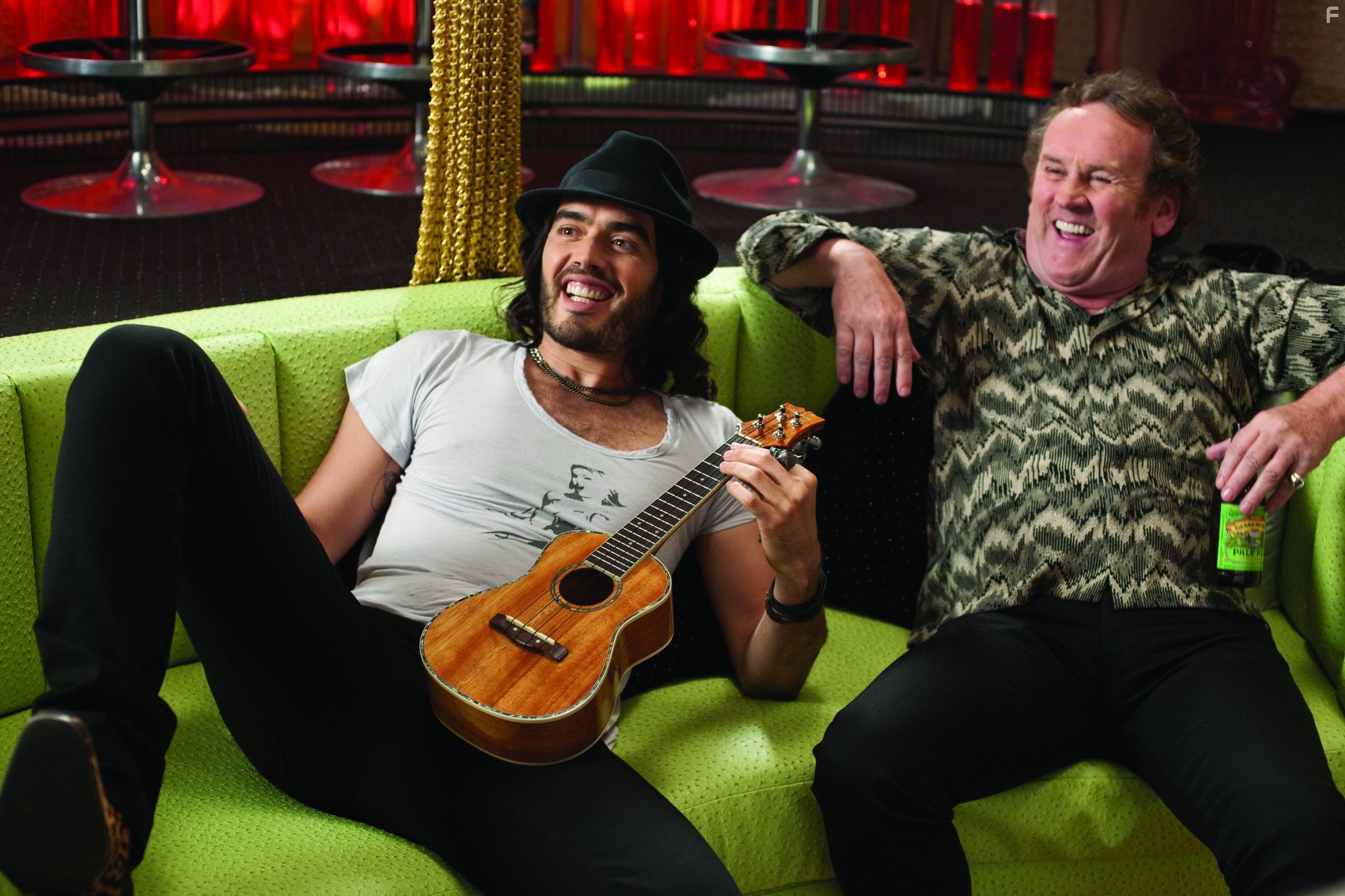 Colm Meaney and Russell Brand in Побег из Вегаса (2010)