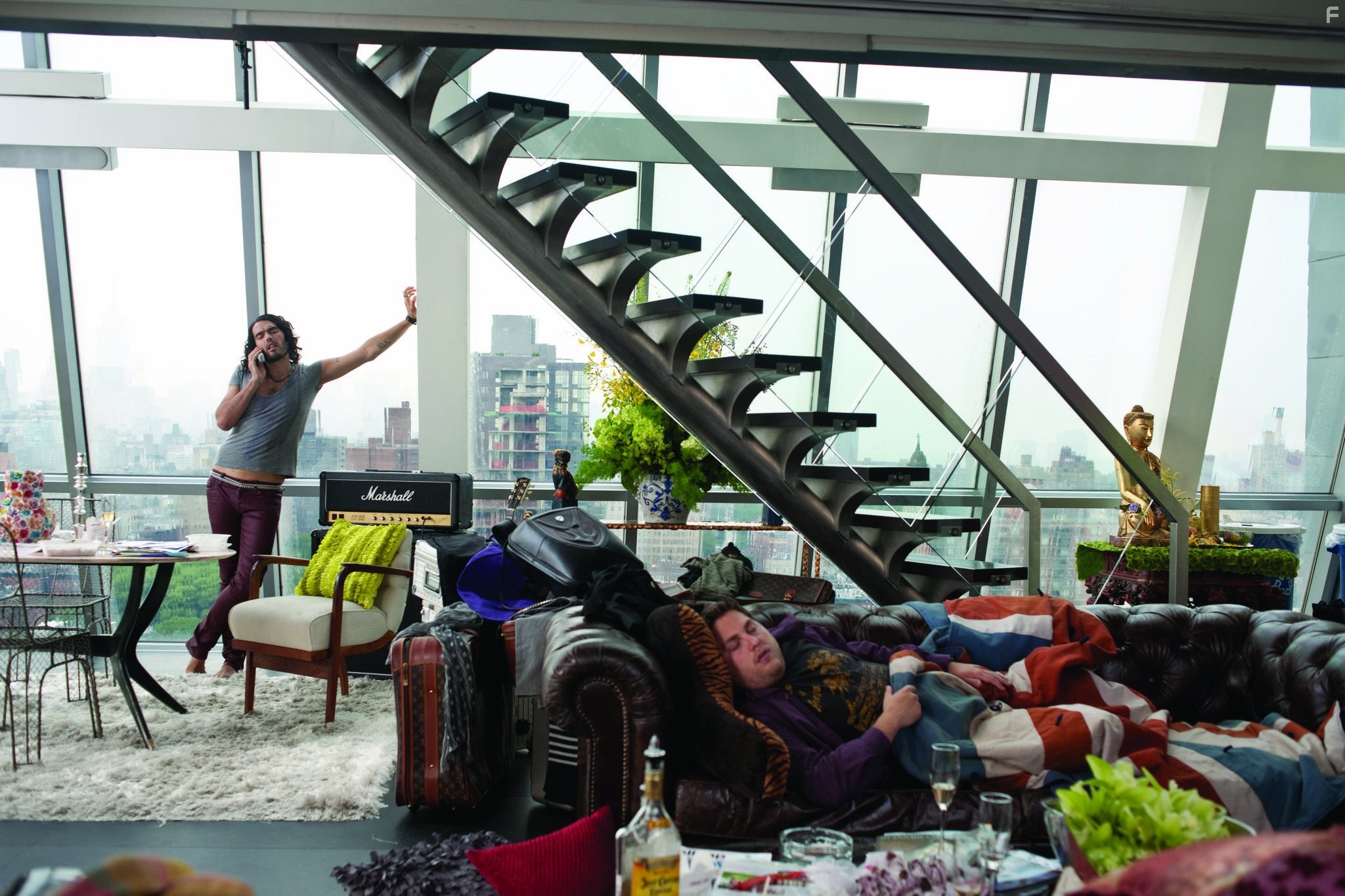 Russell Brand and Jonah Hill in Побег из Вегаса (2010)