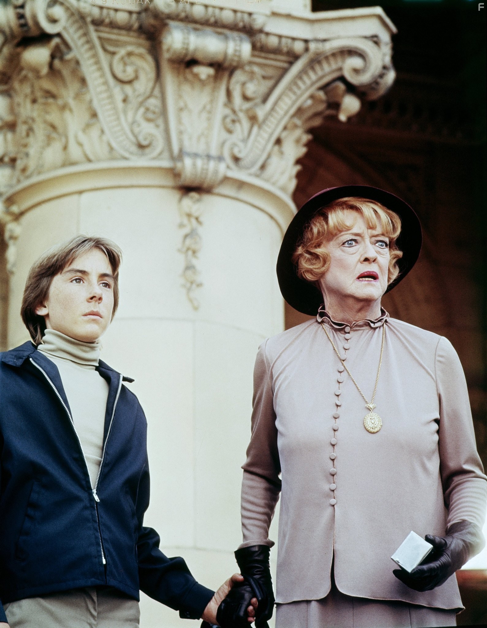 Bette Davis and Ike Eisenmann in Возвращение с ведьминой горы (1978)
