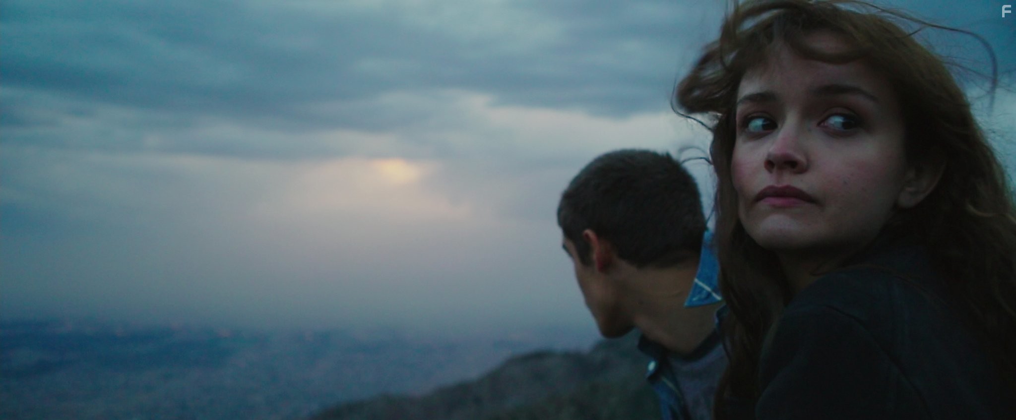 Brenton Thwaites and Olivia Cooke in Сигнал (2014)