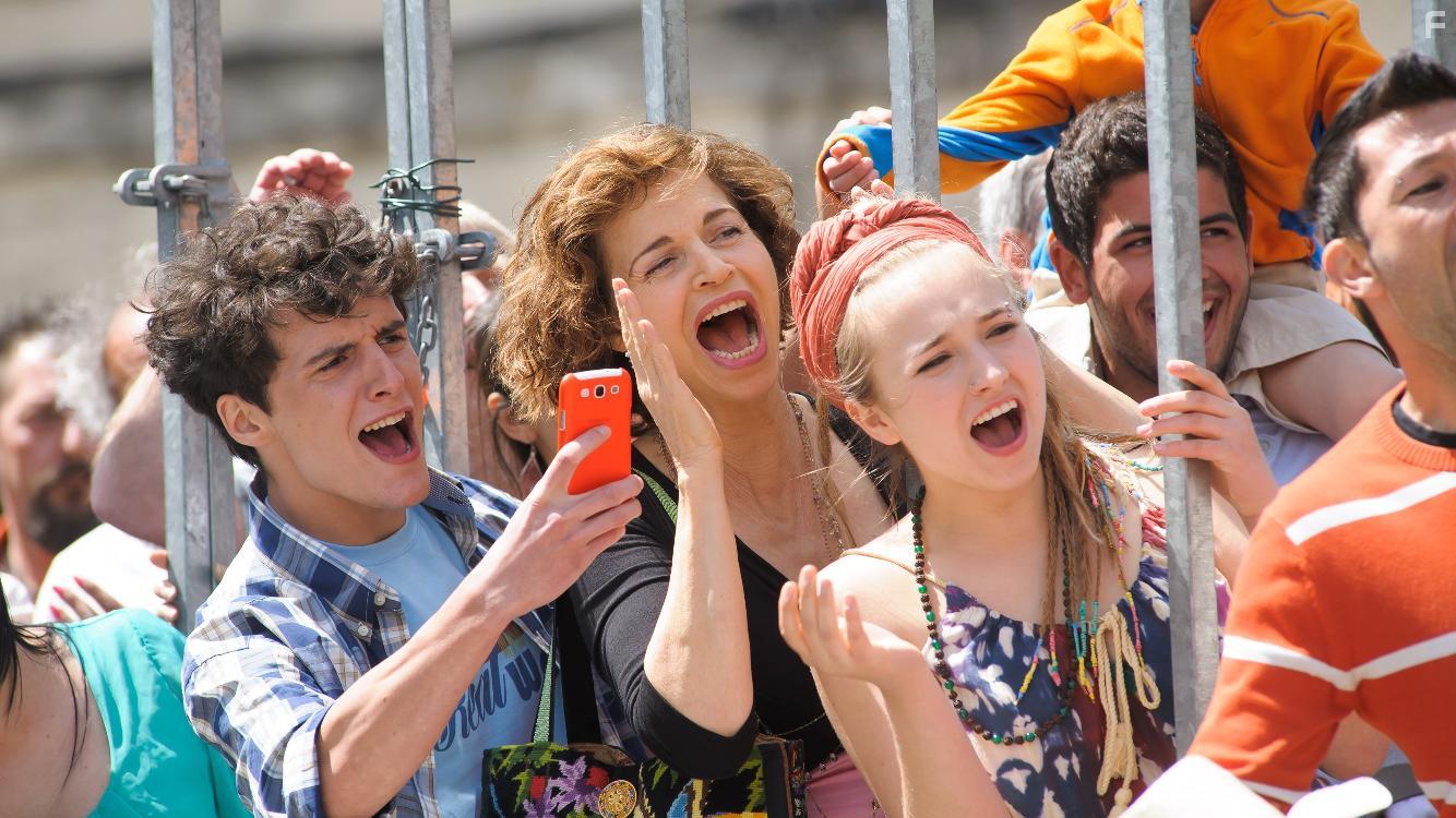 Anna Galiena, Chlo Jouannet, and Hugo Dessioux in Avis de mistral (2014)