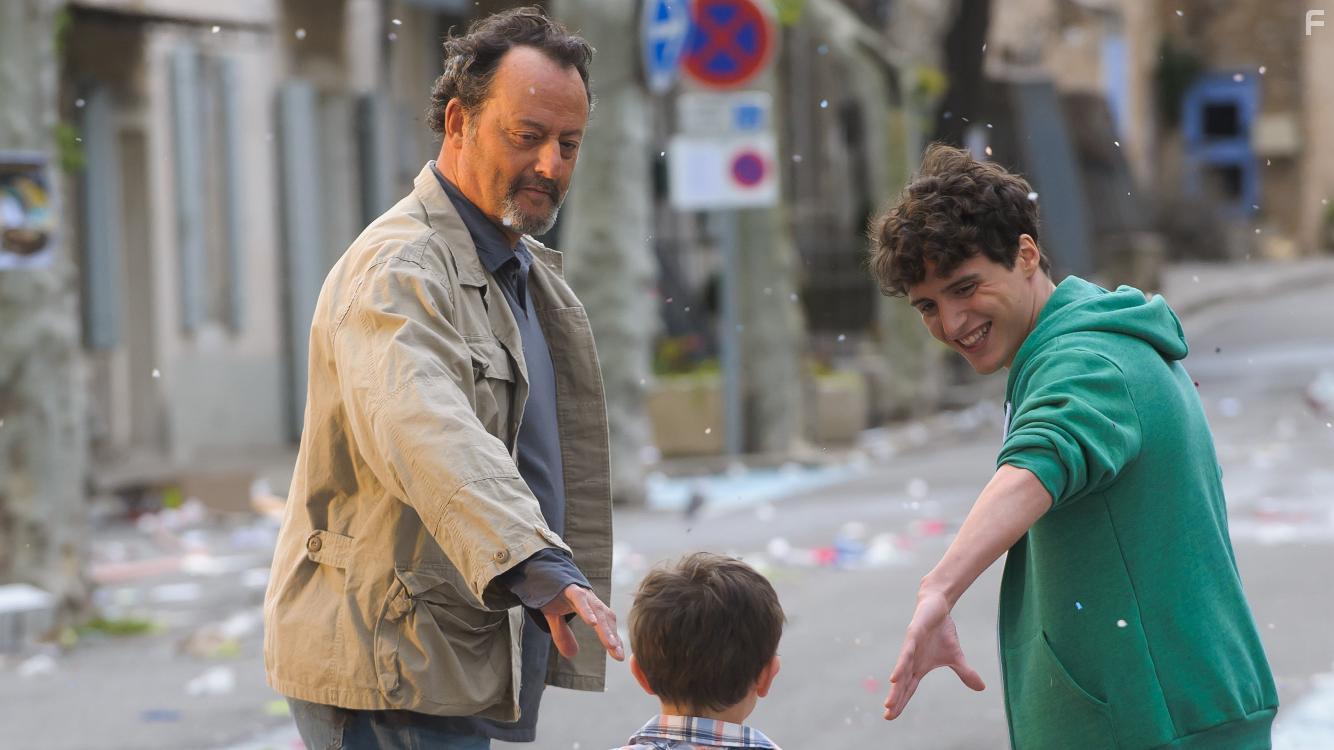Jean Reno, Hugo Dessioux, and Lukas Pelissier in Avis de mistral (2014)