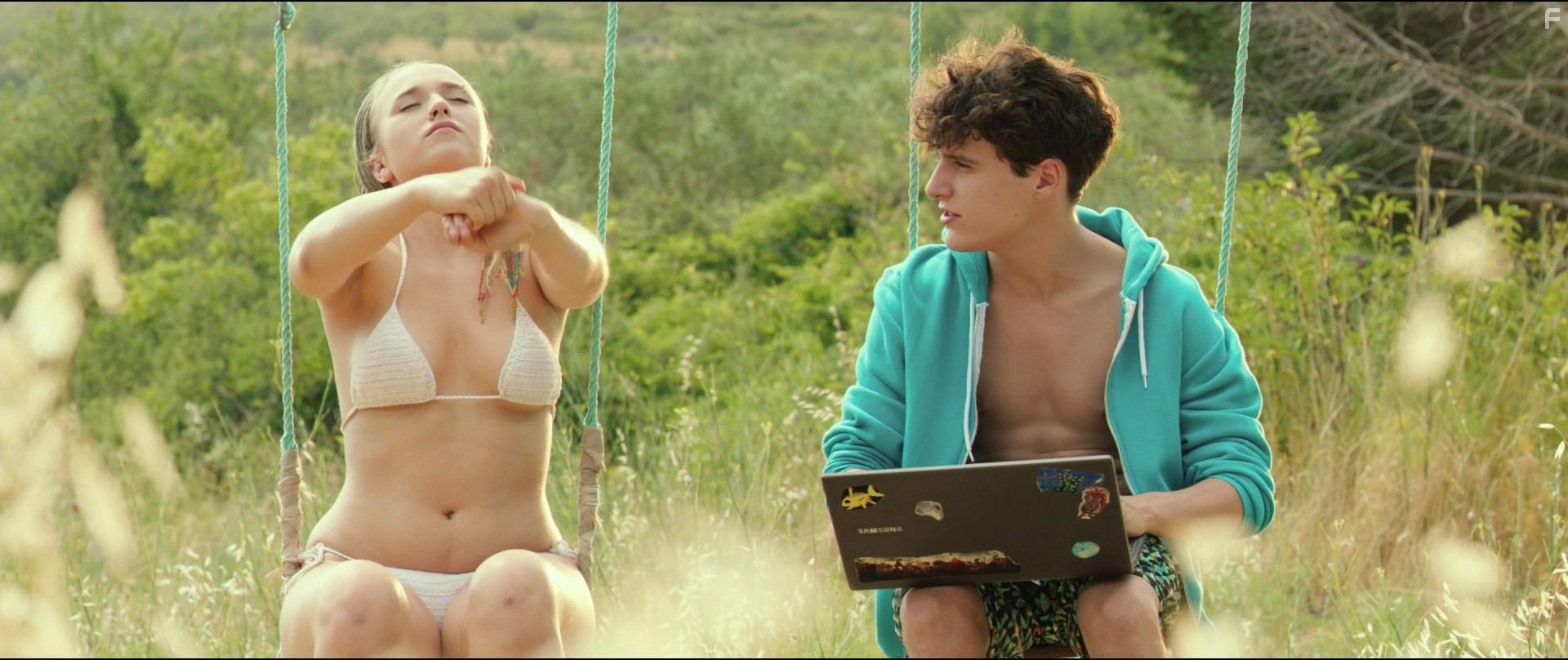 Chlo Jouannet and Hugo Dessioux in Avis de mistral (2014)