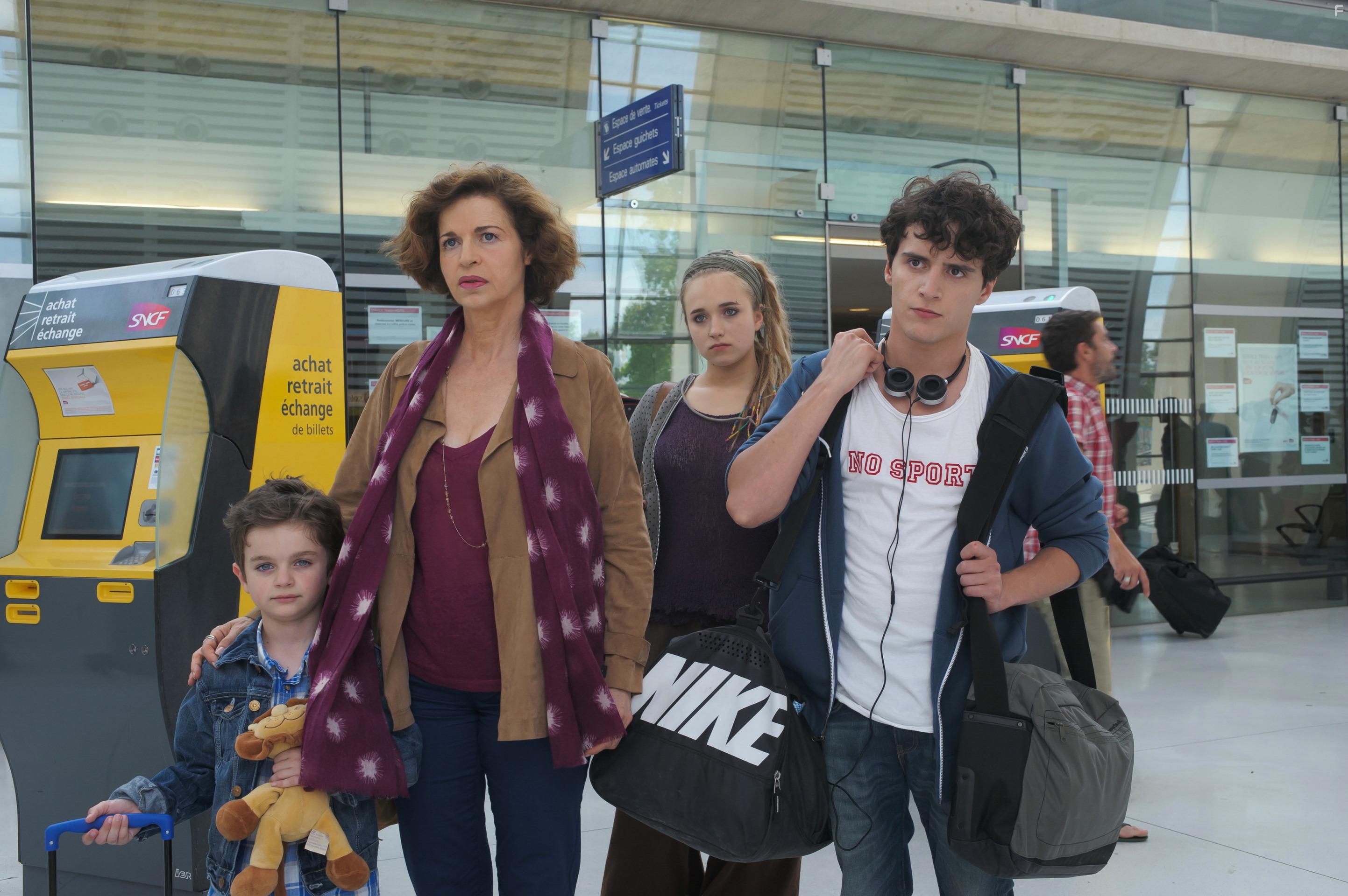 Anna Galiena, Chlo Jouannet, Hugo Dessioux, and Lukas Pelissier in Avis de mistral (2014)