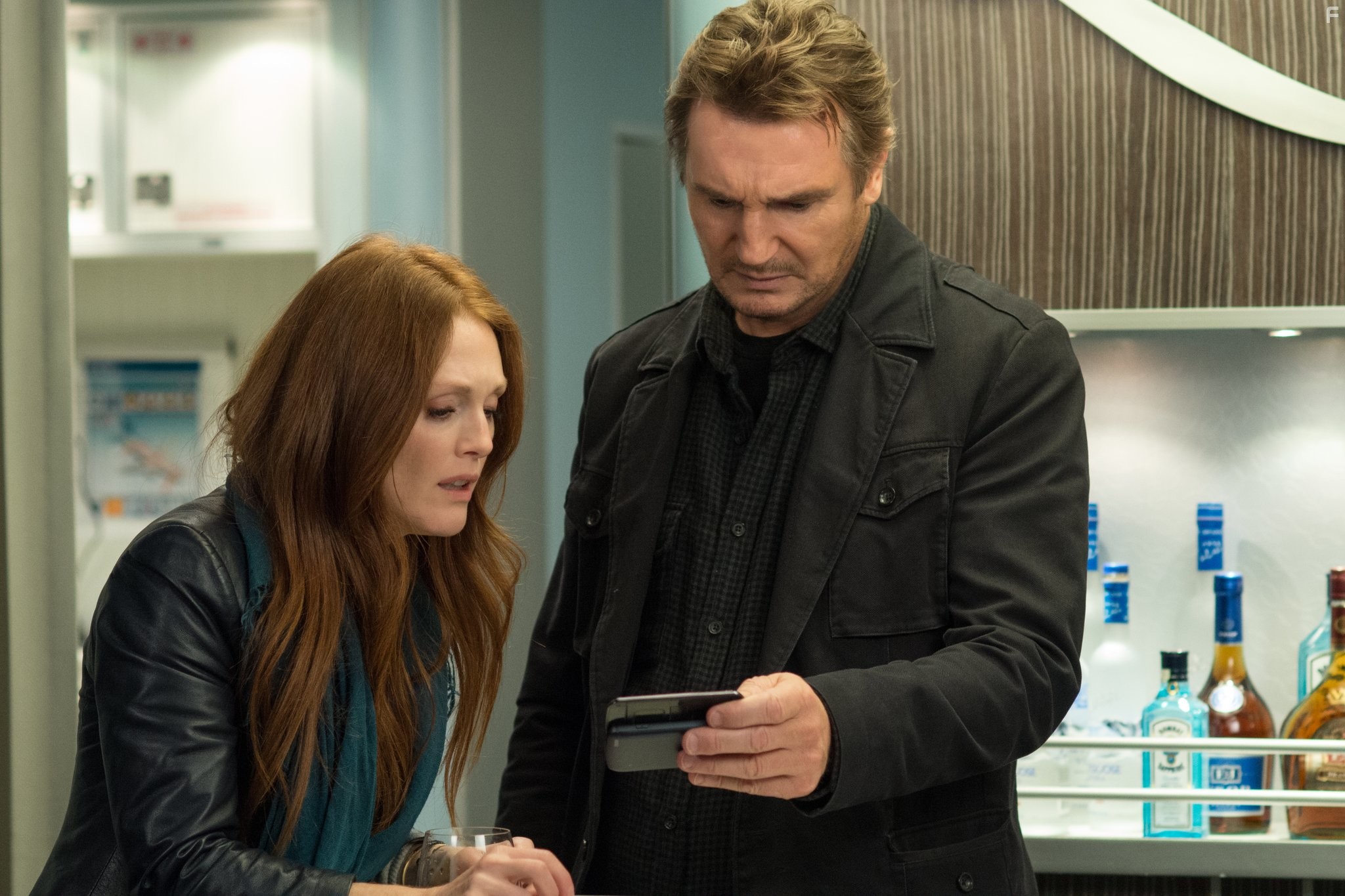 Julianne Moore and Liam Neeson in Воздушный маршал (2014)