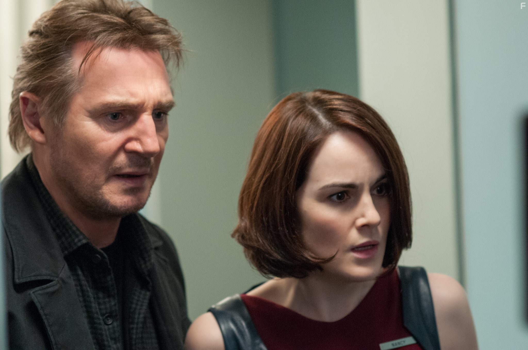 Liam Neeson and Michelle Dockery in Воздушный маршал (2014)