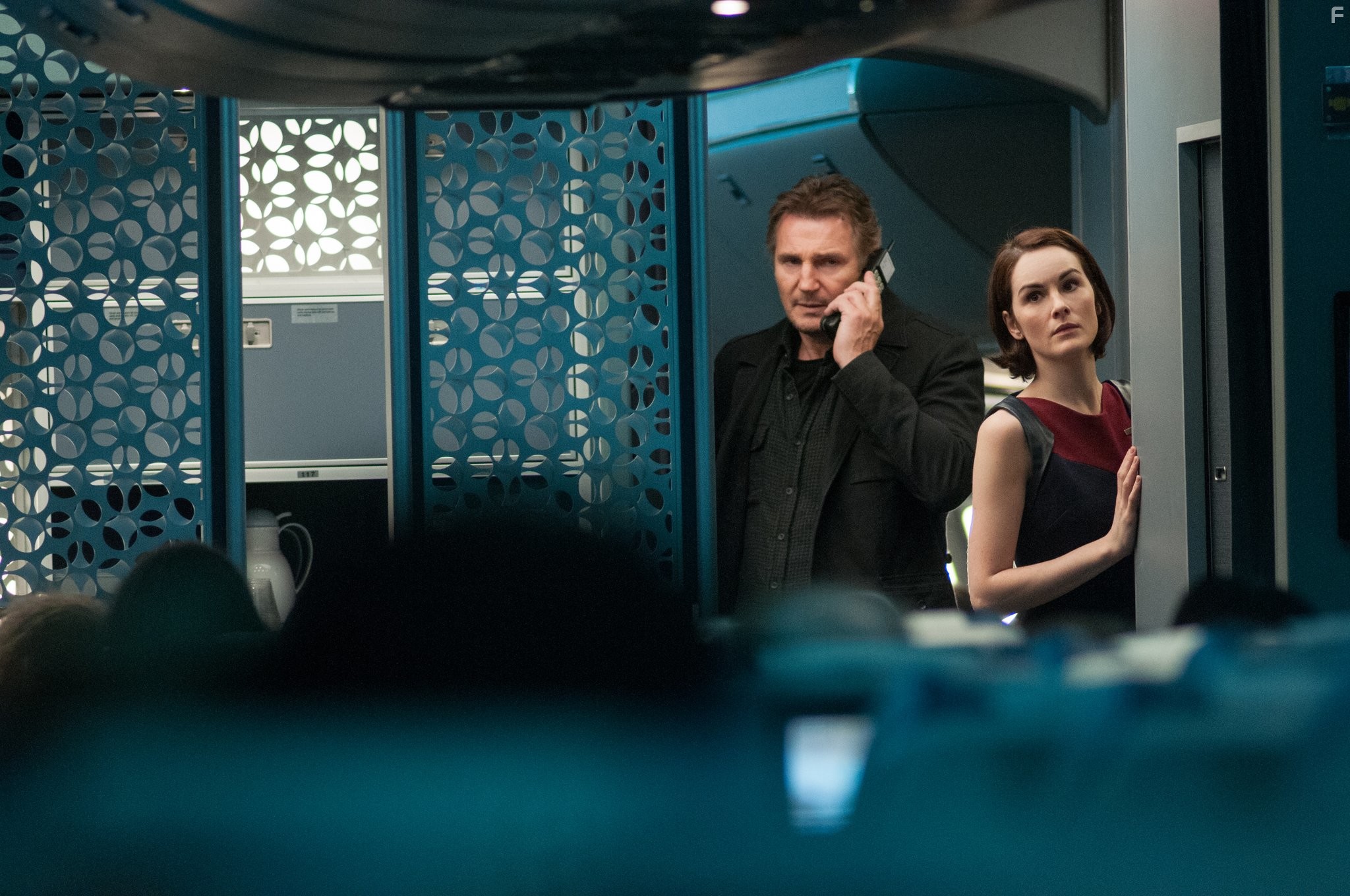 Liam Neeson and Michelle Dockery in Воздушный маршал (2014)