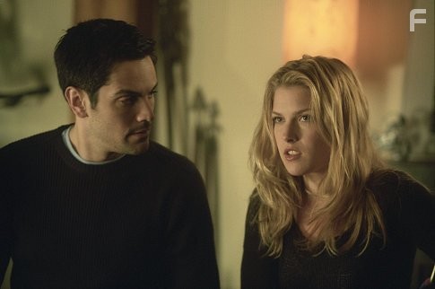 Ali Larter and Michael Landes in Пункт назначения-2 (2003)
