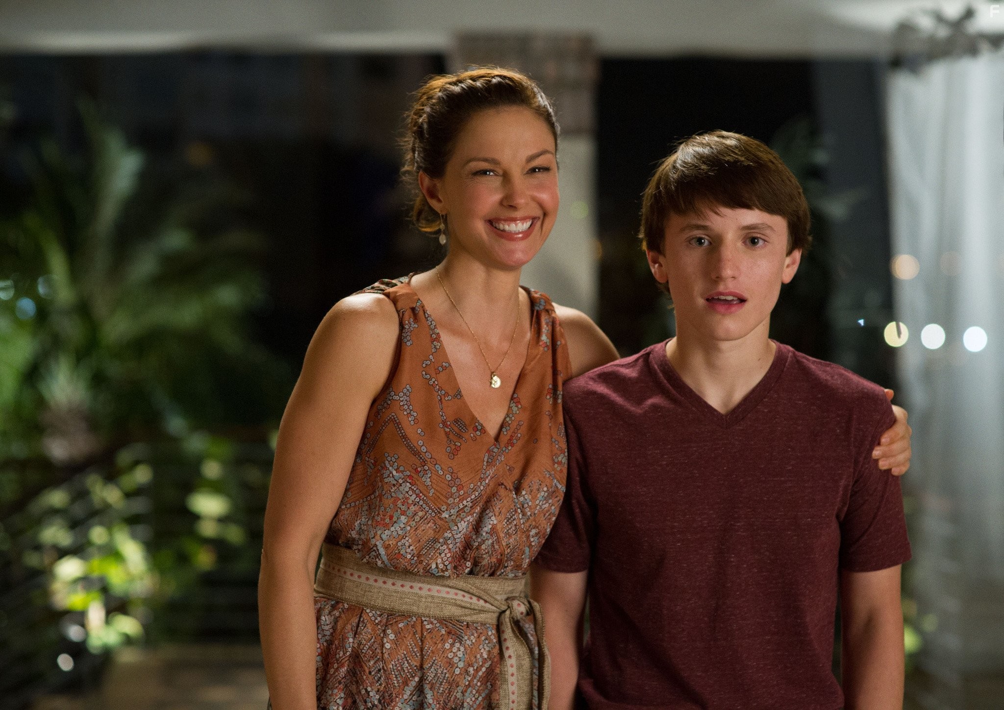 Ashley Judd and Nathan Gamble in История дельфина 2 (2014)