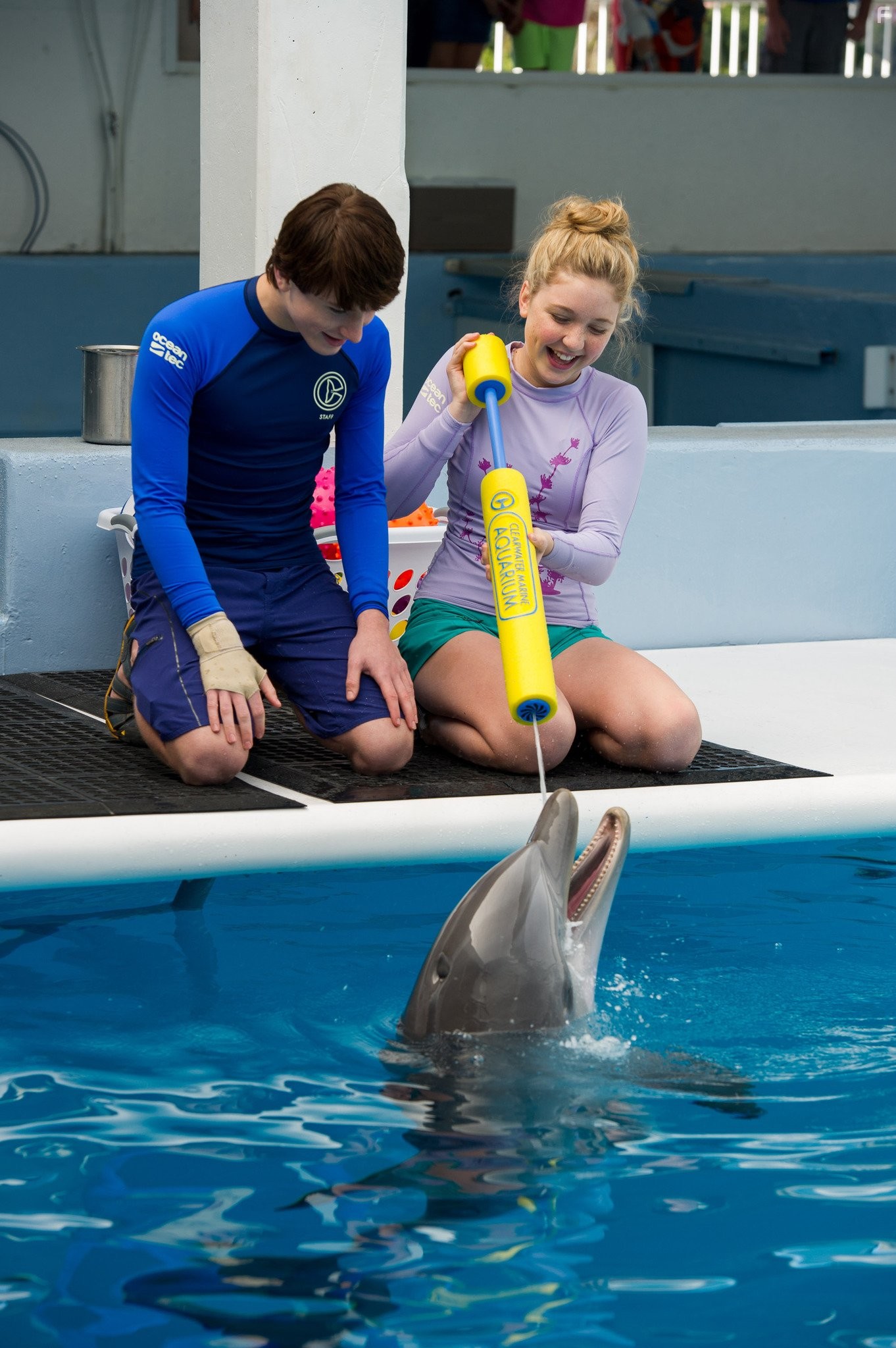 Nathan Gamble and Cozi Zuehlsdorff in История дельфина 2 (2014)