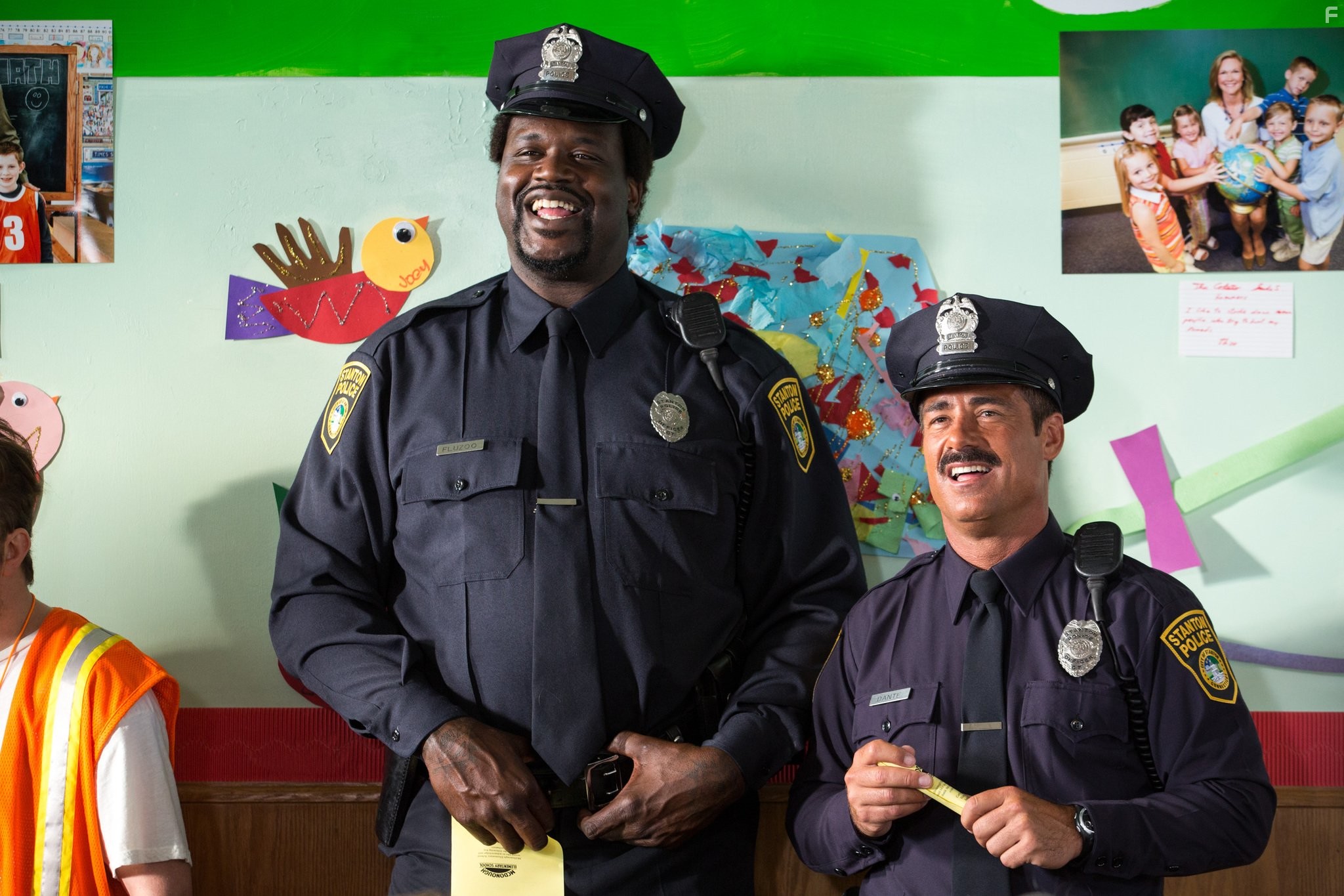 Peter Dante and Shaquille O'Neal in Одноклассники 2 (2013)