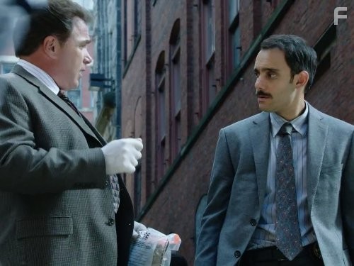 Michael Rispoli and Omid Abtahi in Те, кто убивают (2014)