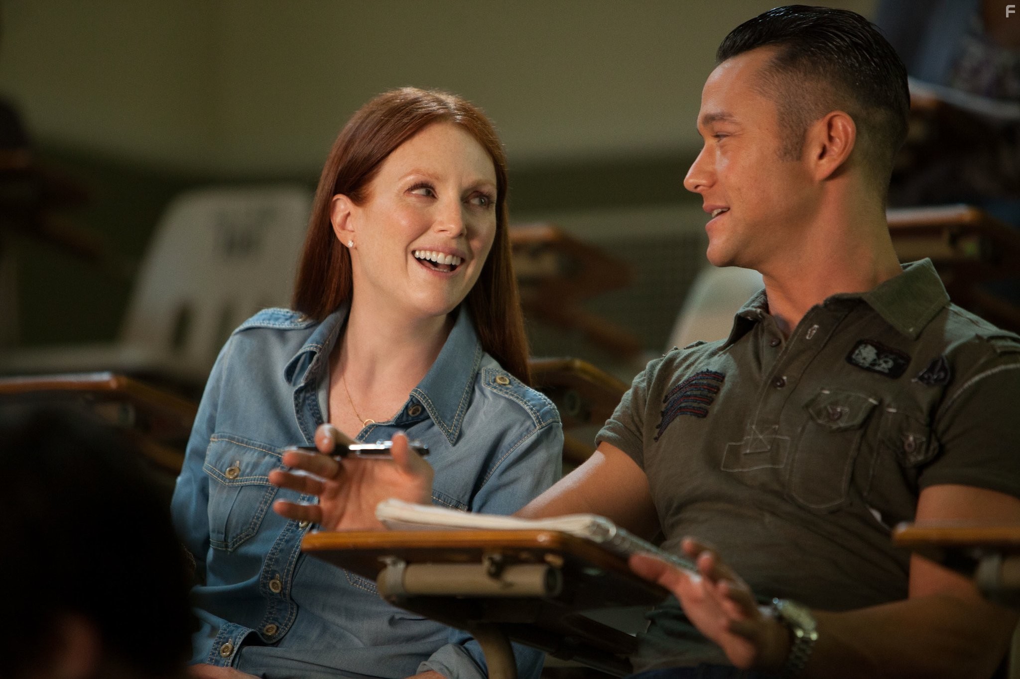 Julianne Moore and Joseph Gordon-Levitt in Страсти Дон Жуана (2013)