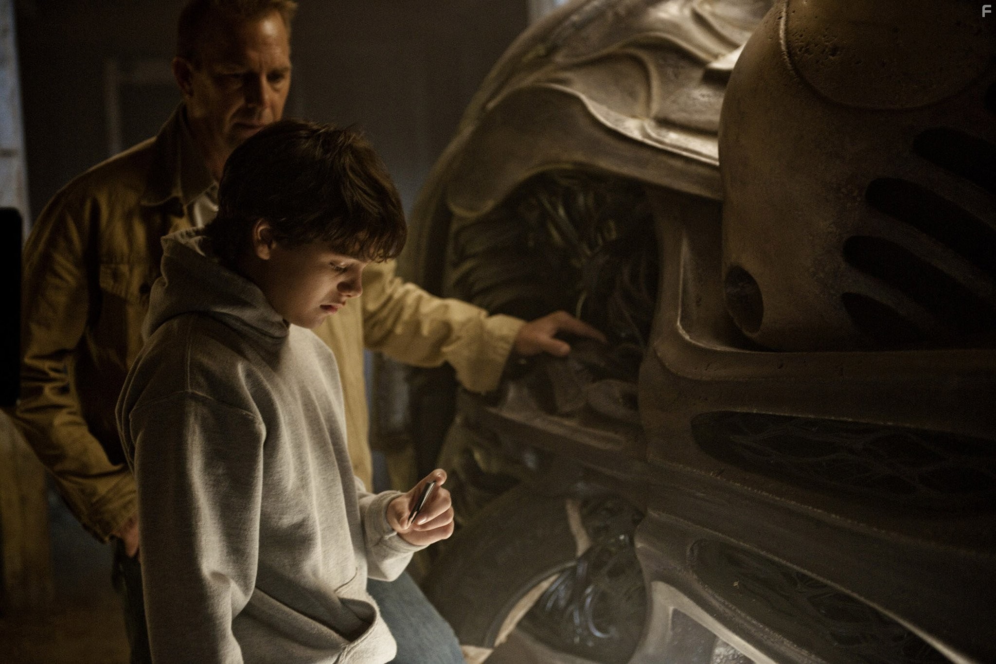 Kevin Costner and Dylan Sprayberry in Человек из Стали (2013)