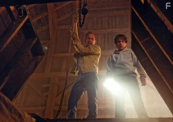 Kevin Costner and Dylan Sprayberry in Человек из Стали (2013)