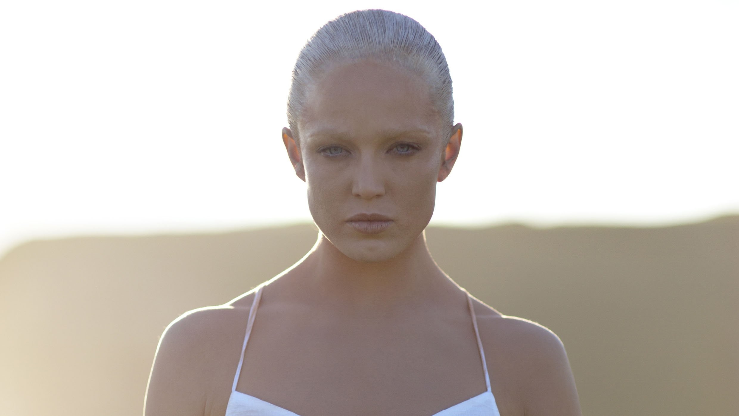 Caity Lotz in Машина (2013)