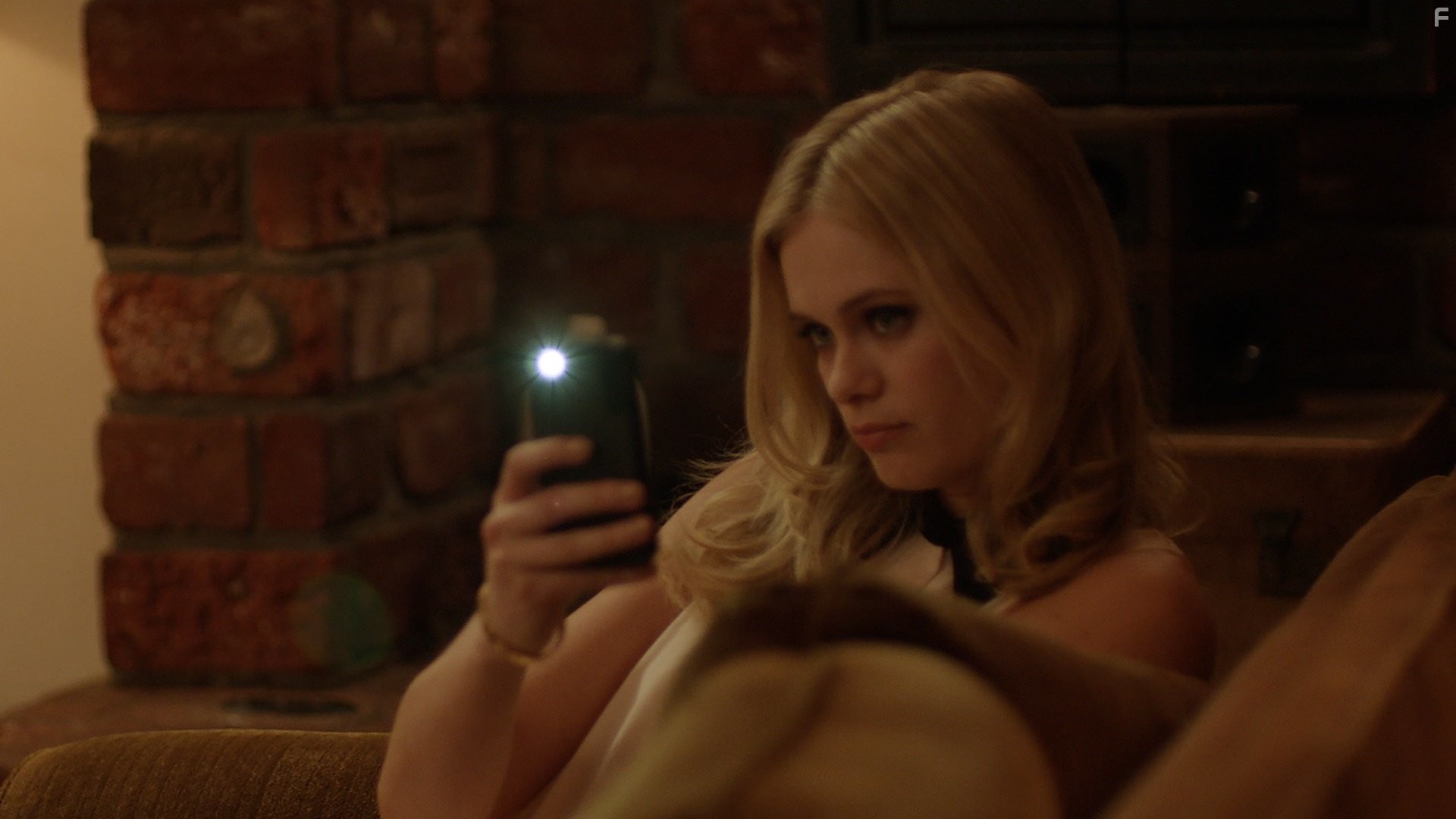 Sara Paxton in Дешевый трепет (2013)