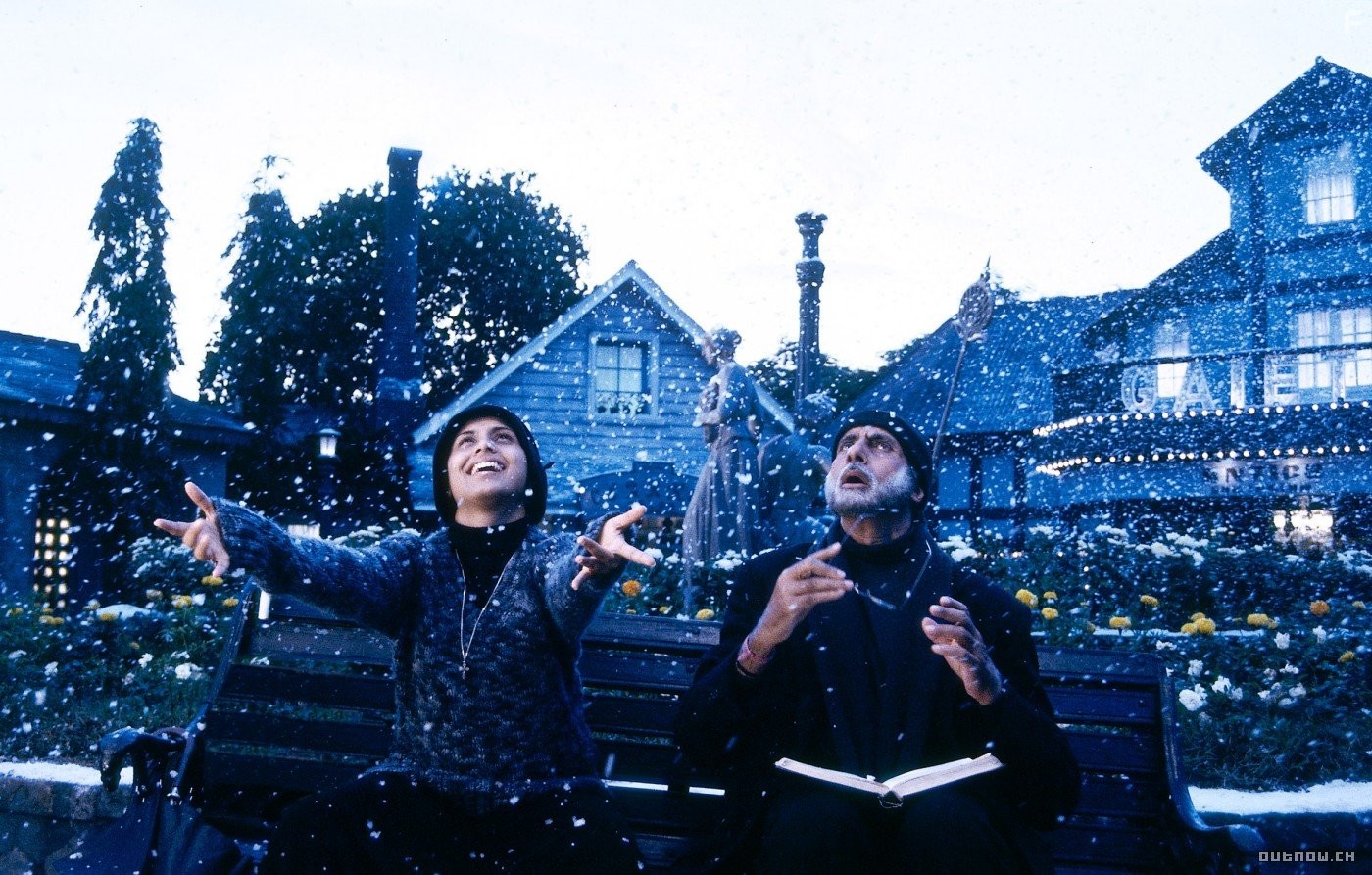 Amitabh Bachchan and Rani Mukerji in Последняя надежда (2005)